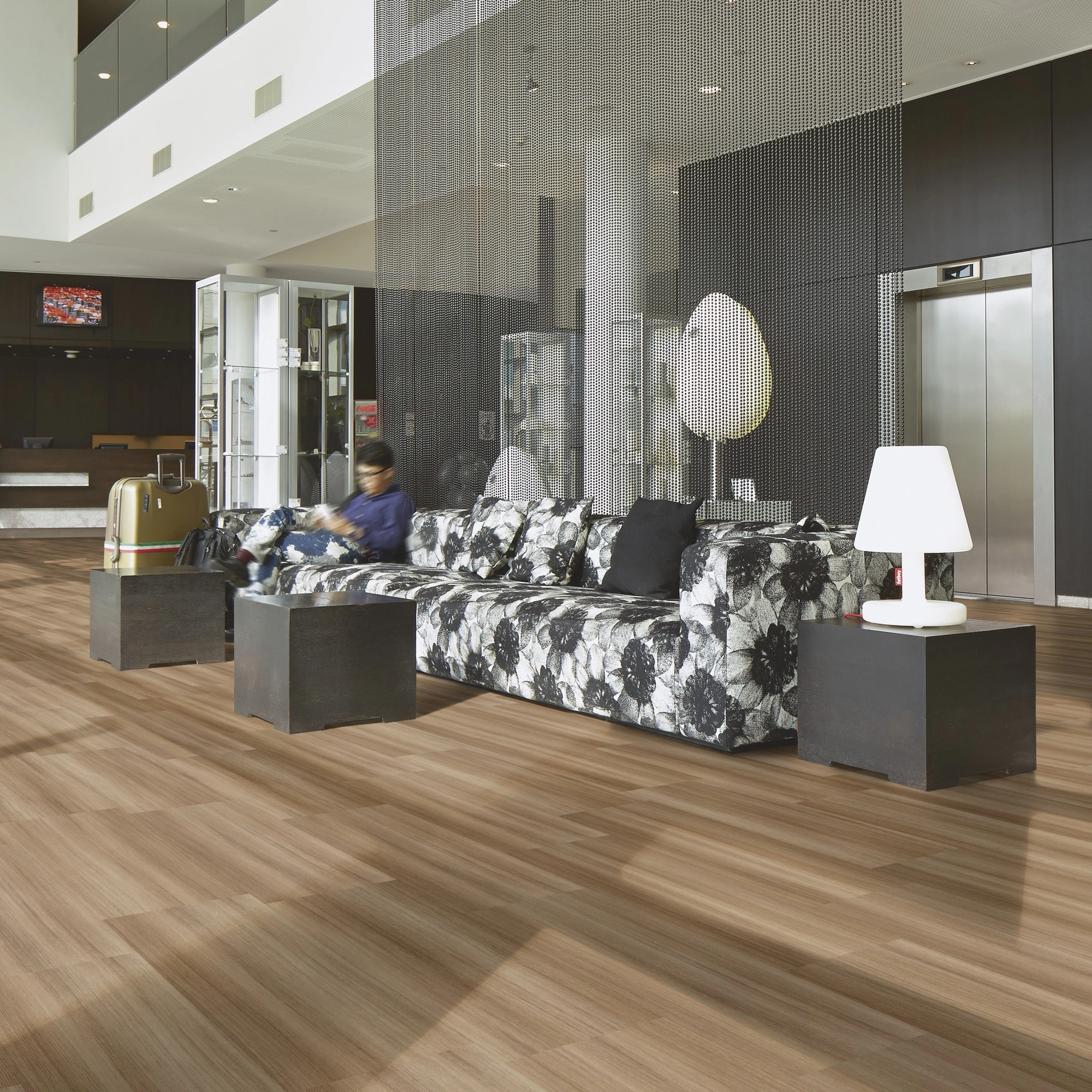 Milieubild Hotellobby mit Rezeption - Forbo Flooring Klebe-Vinyl Allura Dryback 0.55 Wood Light Twine Milieubild Hotellobby mit Rezeption - Forbo Flooring 243634