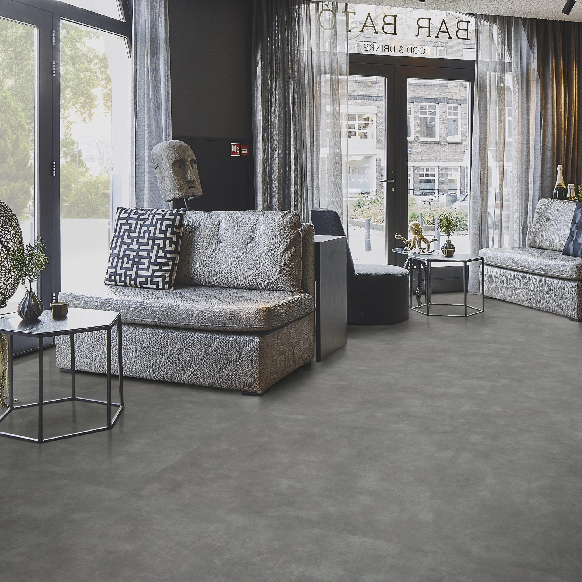 Milieubild Lounge in Hotelbar - Forbo Flooring Klebe-Vinyl Allura Dryback 0.55 Material Natural Concrete Milieubild Lounge in Hotelbar - Forbo Flooring 220179