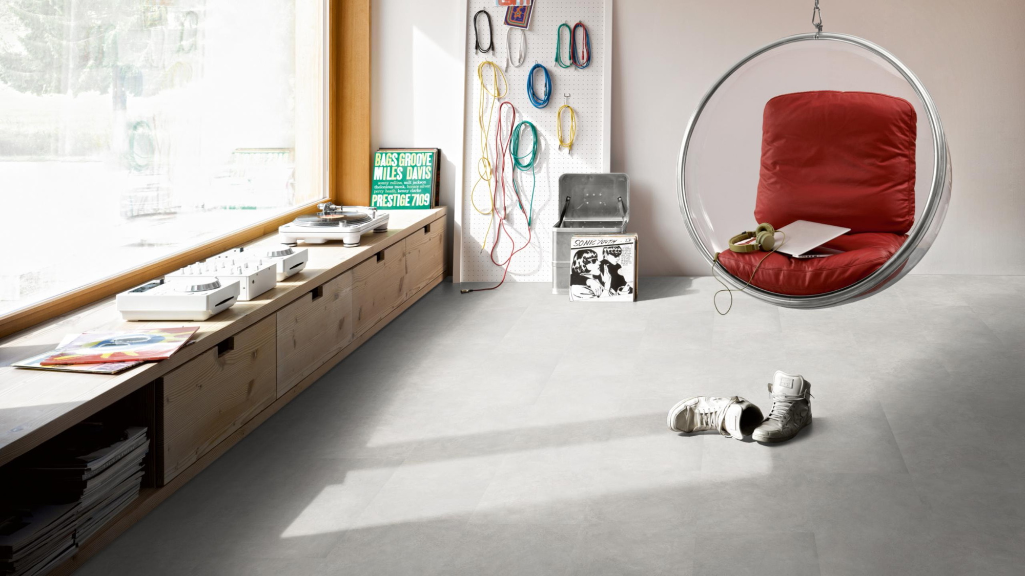 Milieubild Musikzimmer mit Plattenspieler - Parador Laminat Trendtime 5 Beton hellgrau Milieubild Musikzimmer mit Plattenspieler - Parador 1743595
