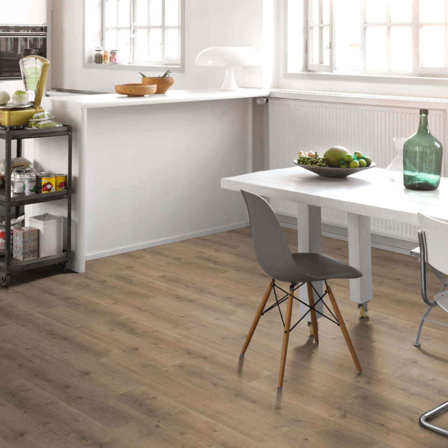 Milieubild Küche mit Essbereich - Parador HDF Klick-Designboden Modular ONE Eiche Pure perlgrau Milieubild Küche mit Essbereich - Parador 1730768
