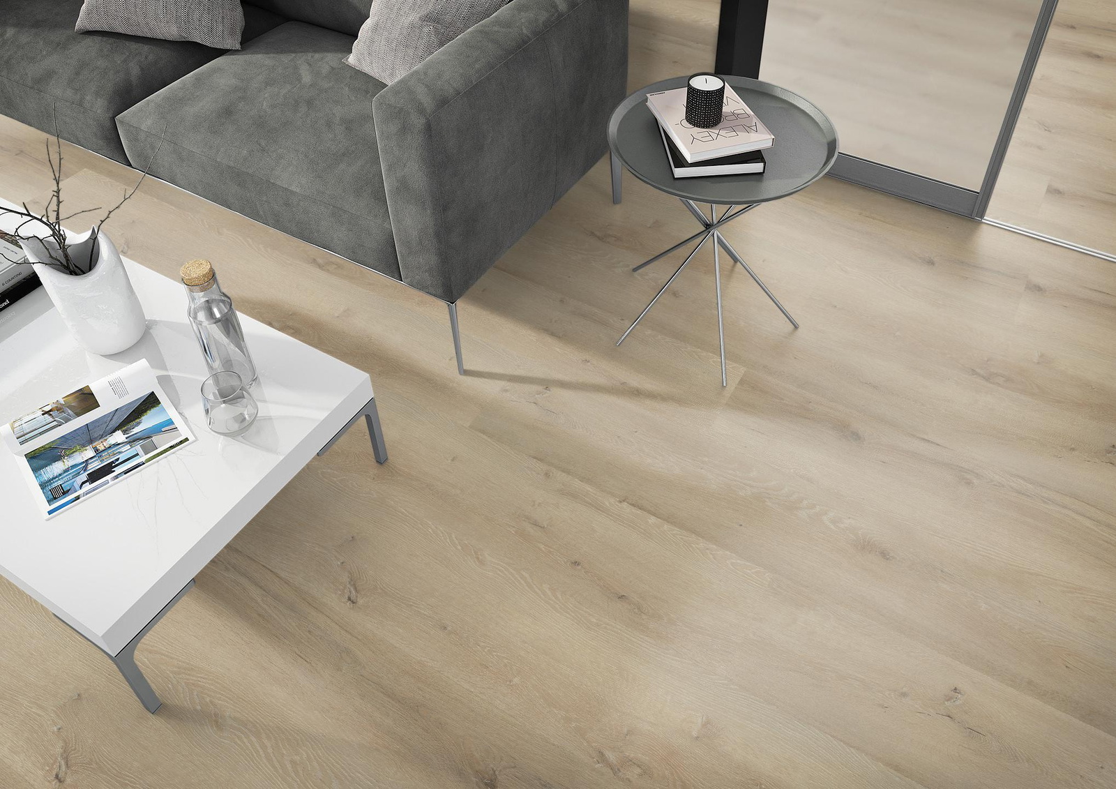 Milieubild Wohnzimmer - Sofa mit Beistelltisch und Glastür - nexflor NXF-20030-007