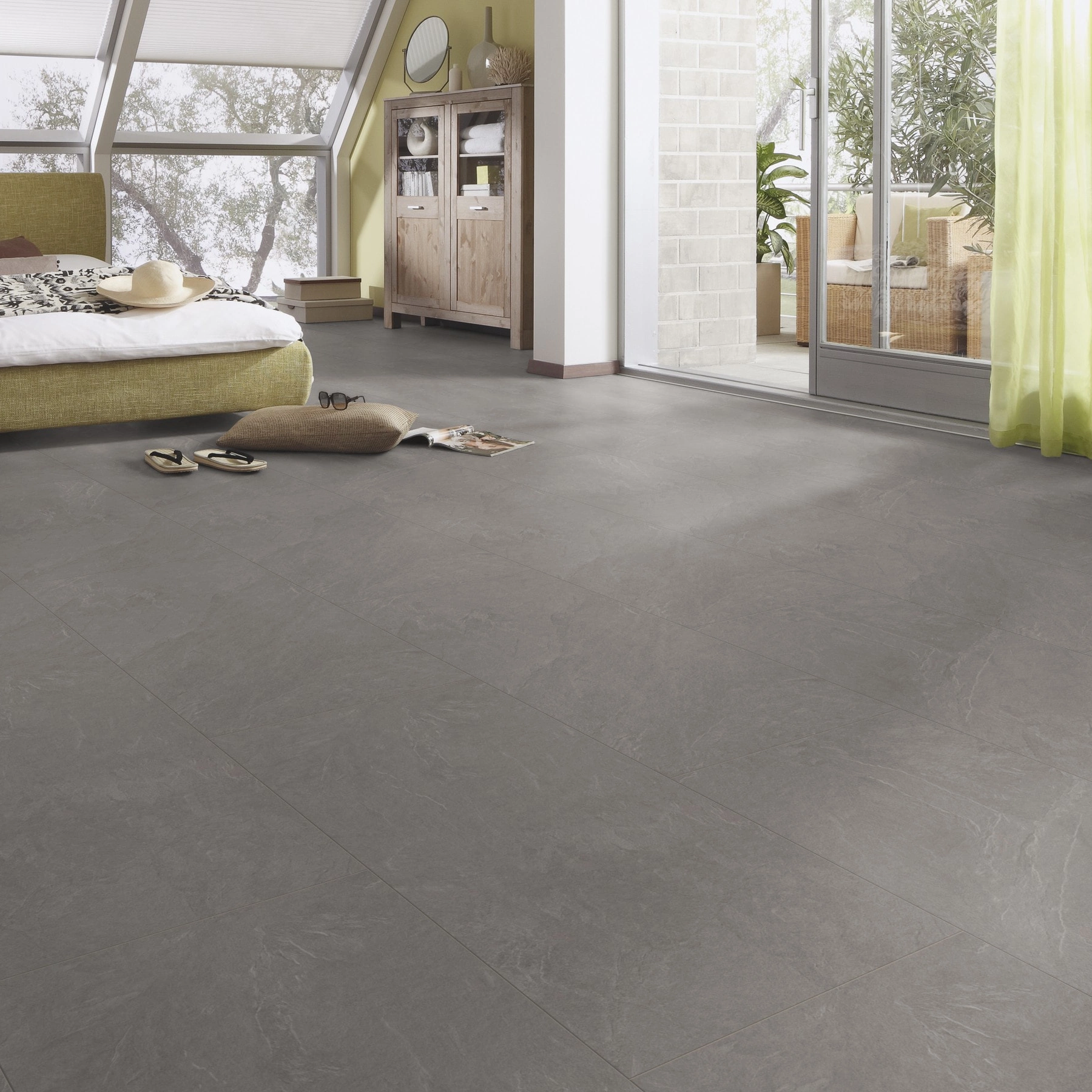 Milieubild Schlafzimmer im modernen Dachgeschoss - MEISTER Laminat LB 150 Schiefer grau Milieubild Schlafzimmer im modernen Dachgeschoss - MEISTER 600003-0857398-06136