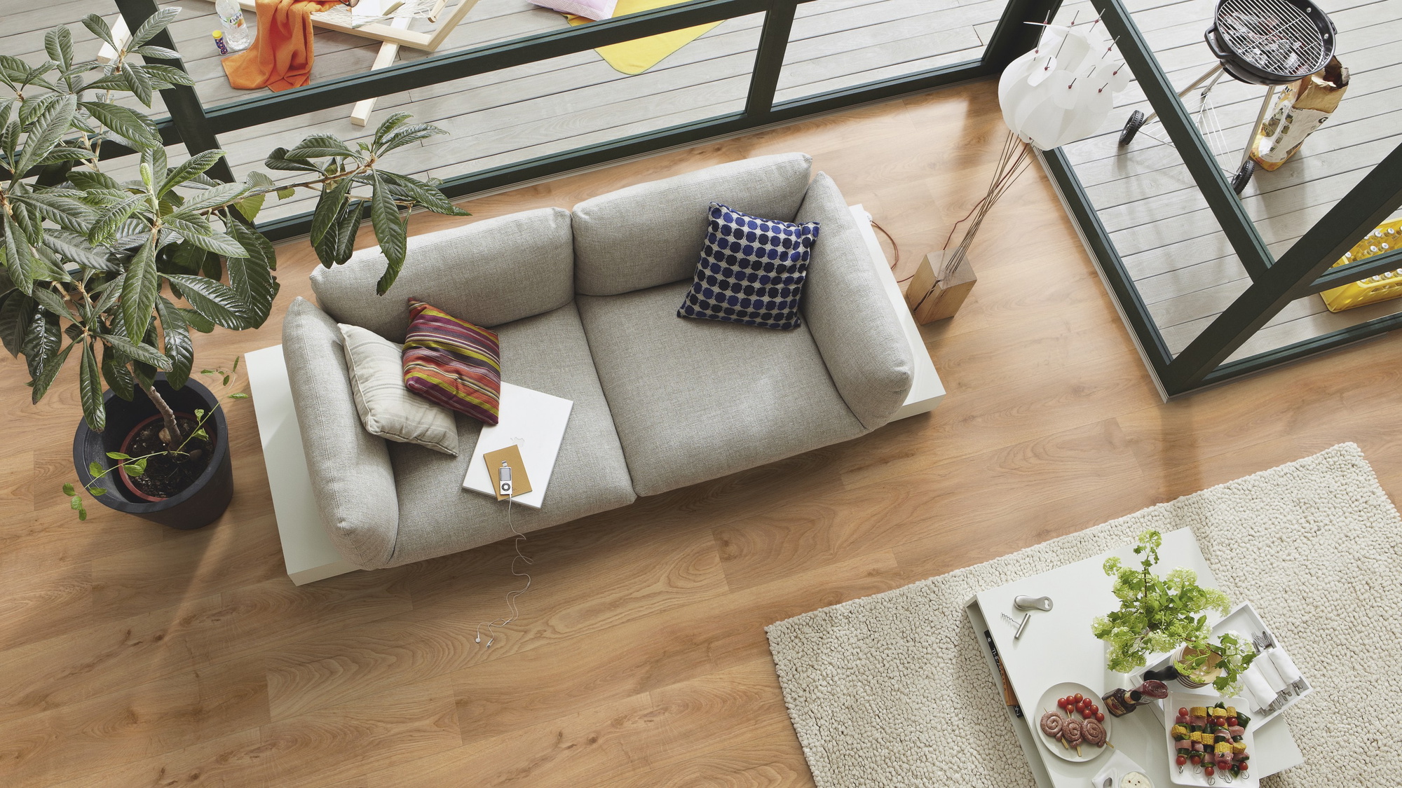 Milieubild Wohnzimmer im Wintergarten - Blick von oben - Meister Laminat LD 150 Eiche Woodend Milieubild Wohnzimmer im Wintergarten - Blick von oben - Meister 600017-1288198-07014