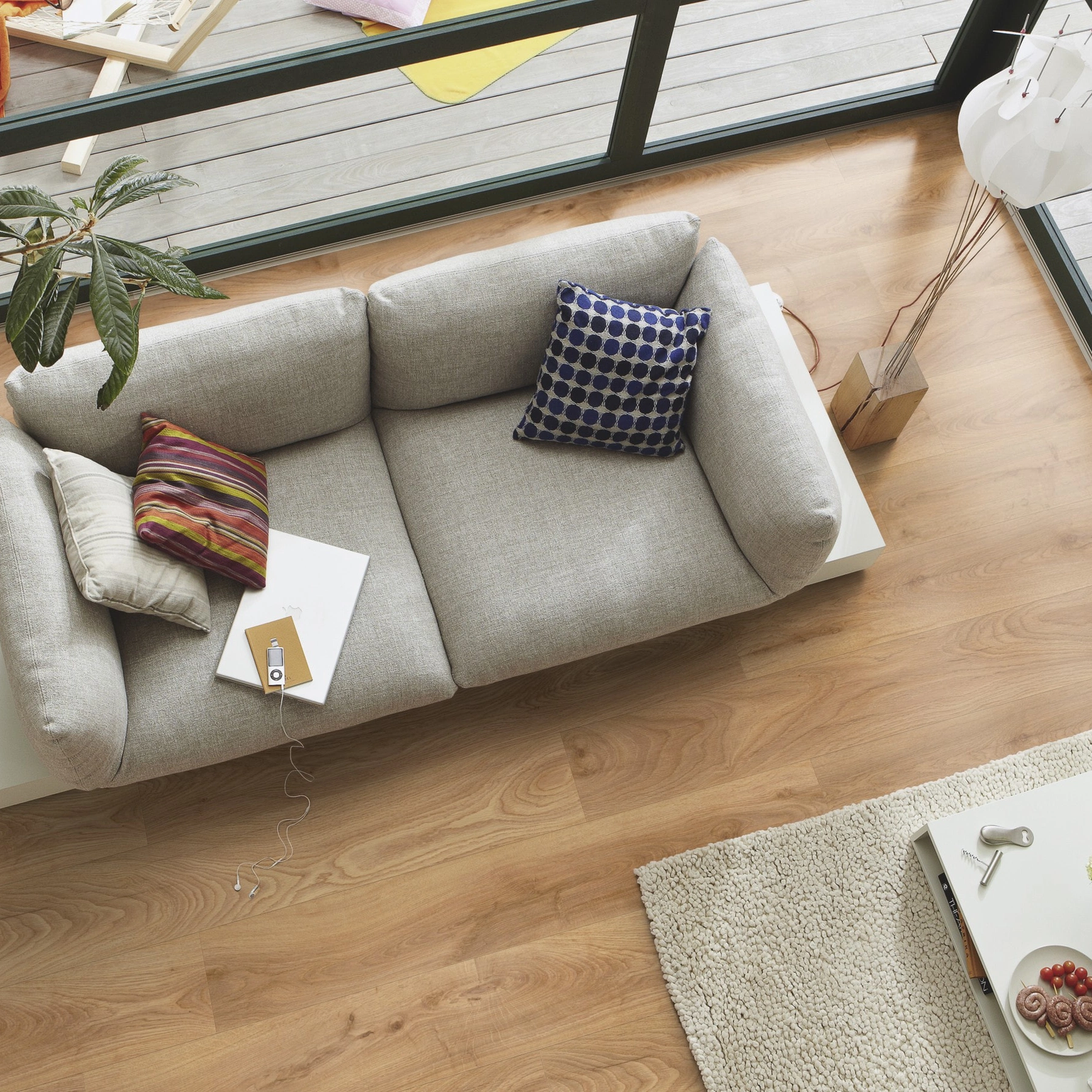 Milieubild Wohnzimmer im Wintergarten - Blick von oben - Meister Laminat LD 150 Eiche Woodend Milieubild Wohnzimmer im Wintergarten - Blick von oben - Meister 600017-1288198-07014