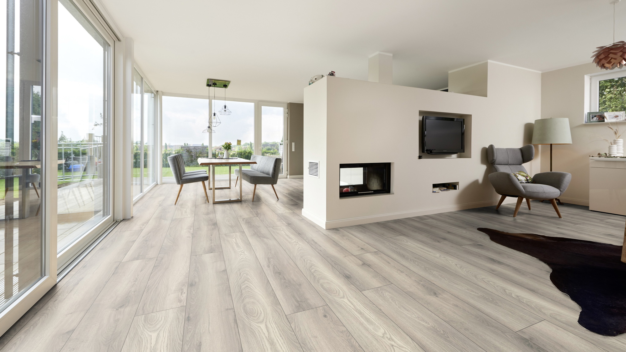 Milieubild Wohnzimmer mit Essbereich und Kamin - ter Hürne HDF Klick-Designboden Dureco Silent Grand Edition Eiche Vanuatu Milieubild Wohnzimmer mit Essbereich und Kamin - ter Hürne 1101330007