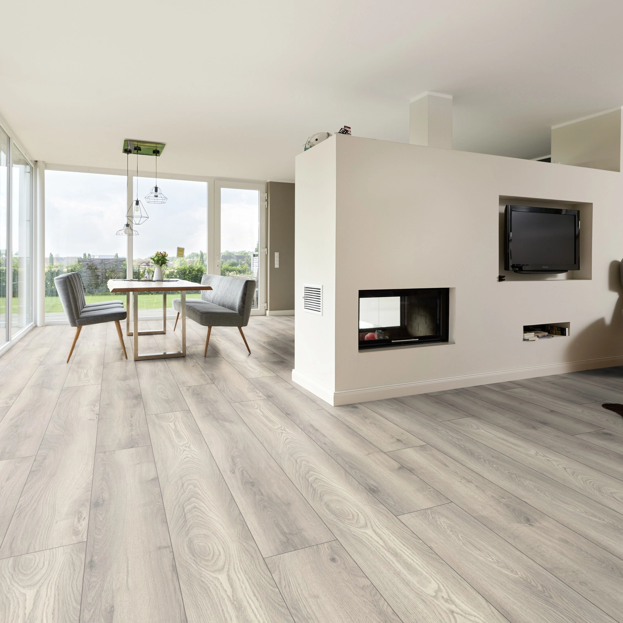 Milieubild Wohnzimmer mit Essbereich und Kamin - ter Hürne HDF Klick-Designboden Dureco Silent Grand Edition Eiche Vanuatu Milieubild Wohnzimmer mit Essbereich und Kamin - ter Hürne 1101330007