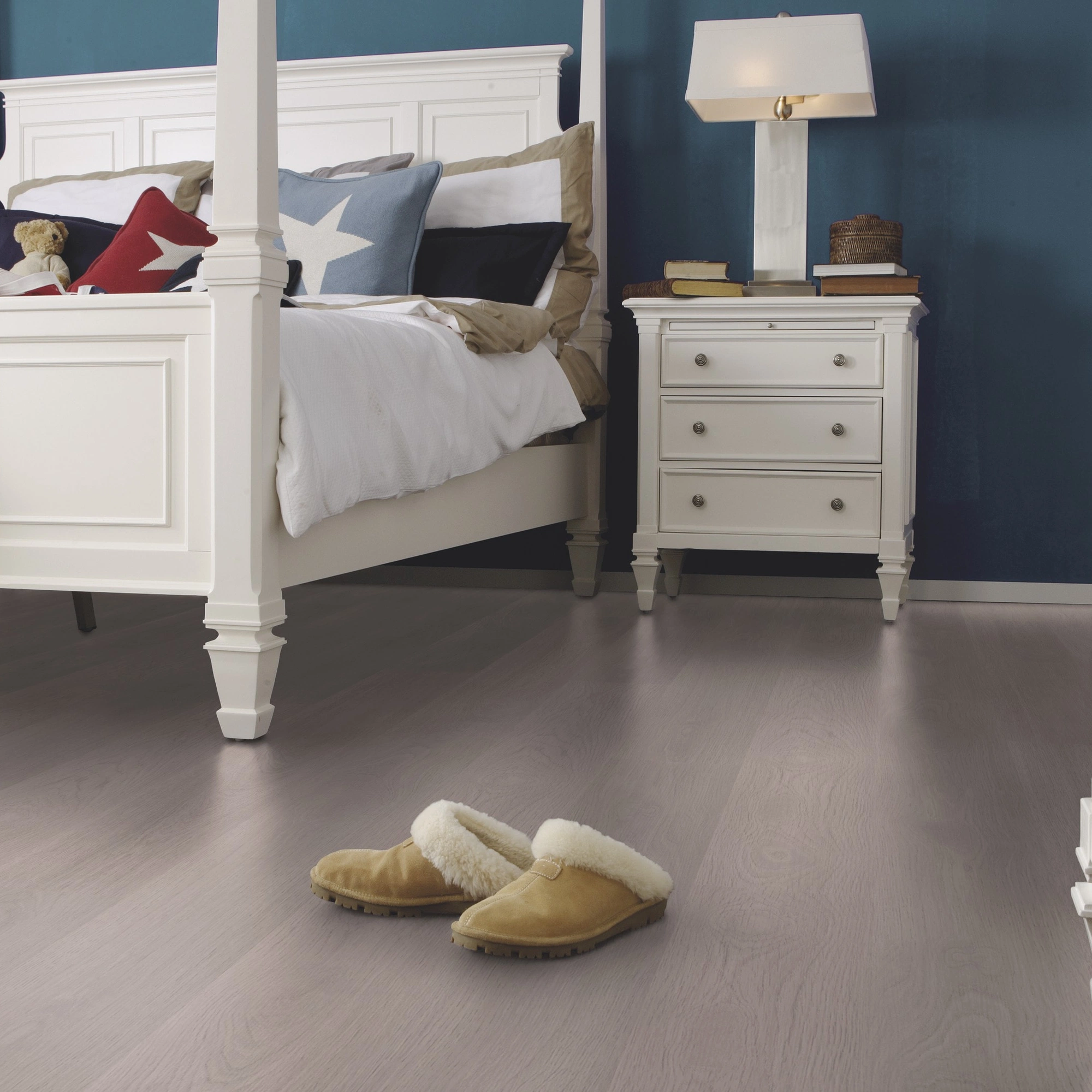 Milieubild Schlafzimmer im Landhaus-Stil - wineo HDF Klick-Bioboden PURLINE wineo 1000 wood L Soft Oak Silver Milieubild Schlafzimmer im Landhaus-Stil - wineo MLP302R