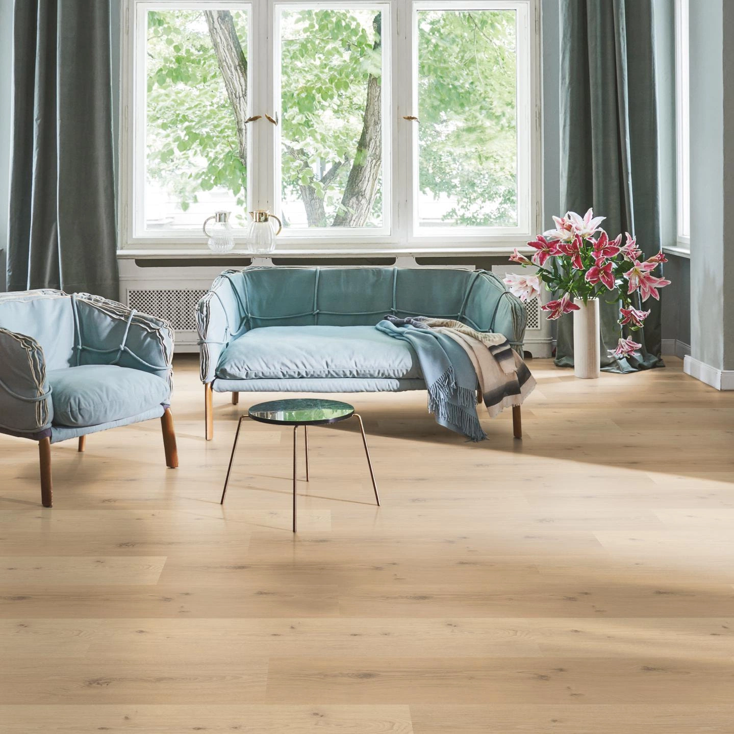 Milieubild Wohnzimmer in Stadtwohnung - Parador HDF Klick-Vinyl Classic 2030 Eiche Natural Mix hell Milieubild Wohnzimmer in Stadtwohnung - Parador 1730639