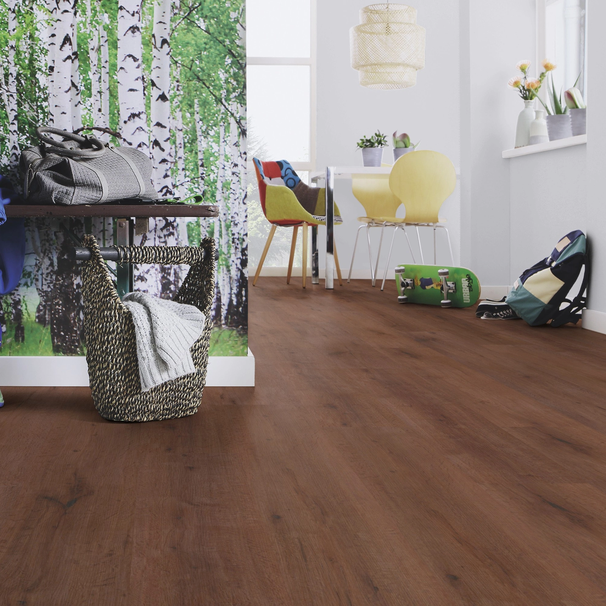 Milieubild Esszimmer mit Flur und Sitzbank - wineo Klebe-Bioboden PURLINE wineo 1000 wood XL Rustic Oak Coffee Milieubild Esszimmer mit Flur und Sitzbank - wineo PL316R