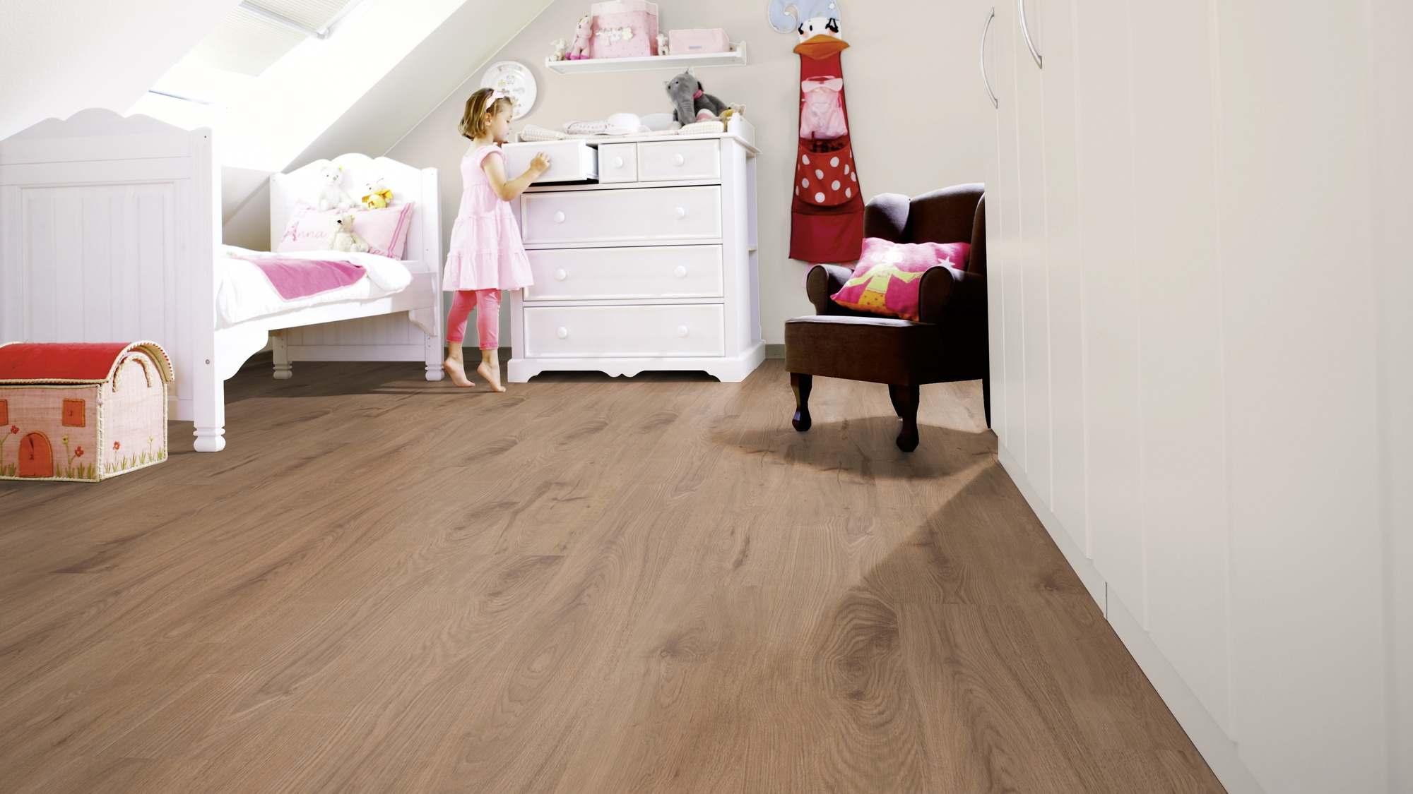 Milieubild Kinderzimmer mit weißer Kommode - wineo Klick-Bioboden PURLINE wineo 1000 wood L Strong Oak Cinnamon Milieubild Kinderzimmer mit weißer Kommode - wineo PLC301R