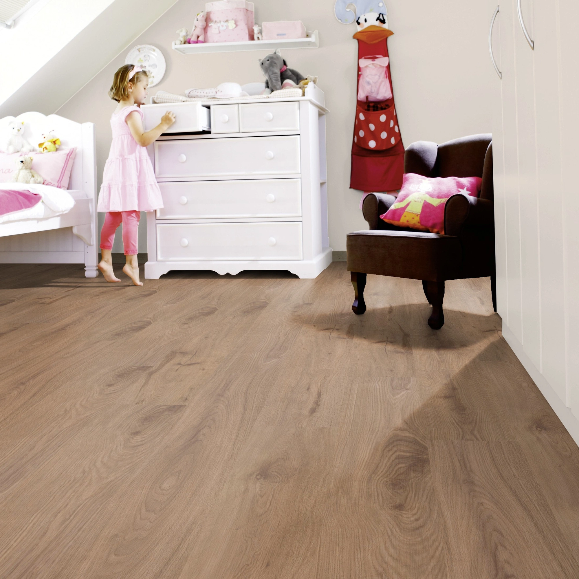 Milieubild Kinderzimmer mit weißer Kommode - wineo Klick-Bioboden PURLINE wineo 1000 wood L Strong Oak Cinnamon Milieubild Kinderzimmer mit weißer Kommode - wineo PLC301R