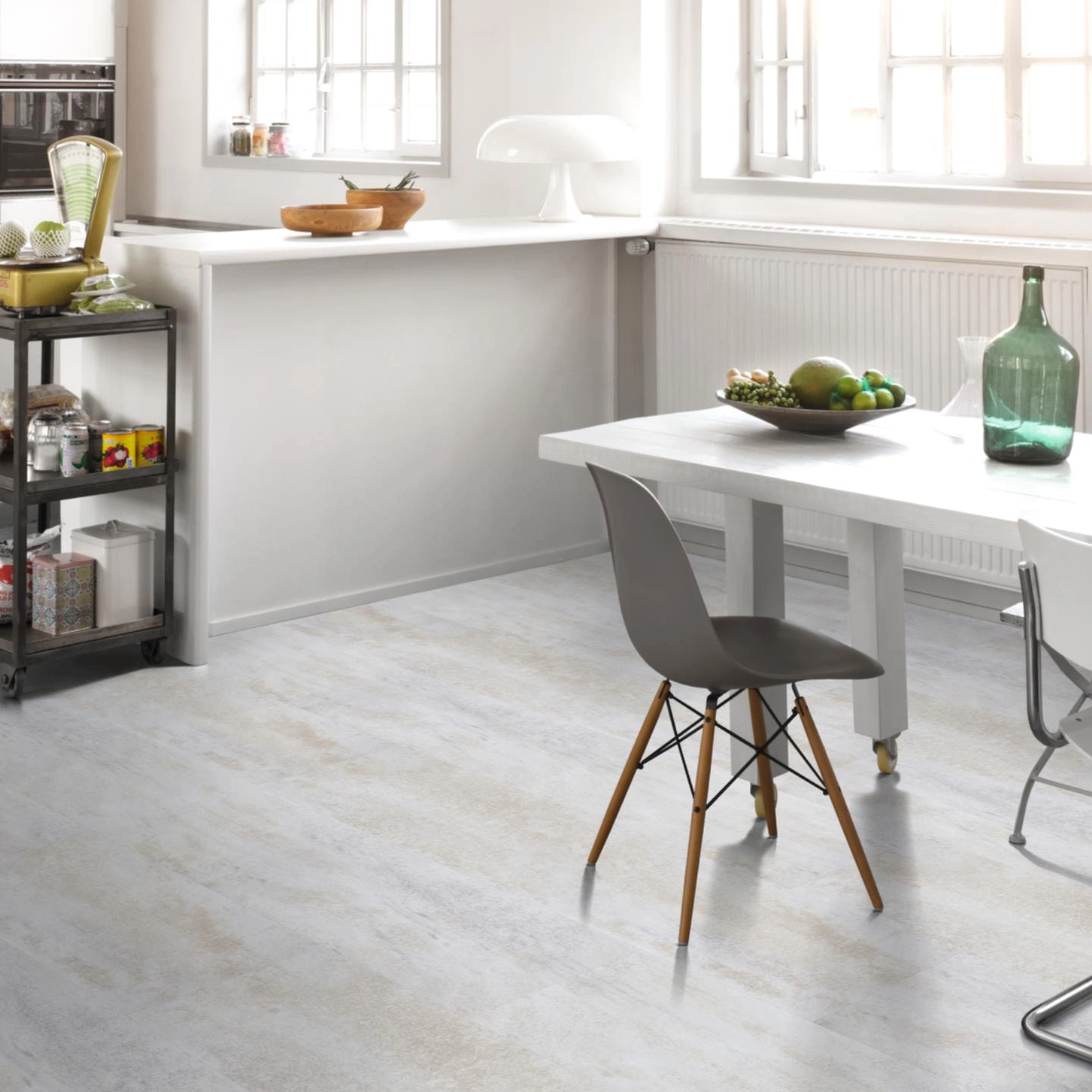 Milieubild Küche mit Essbereich - Parador Klebe-Vinyl Trendtime 5 Dryback Dolomit weiß Milieubild Küche mit Essbereich - Parador 1750856
