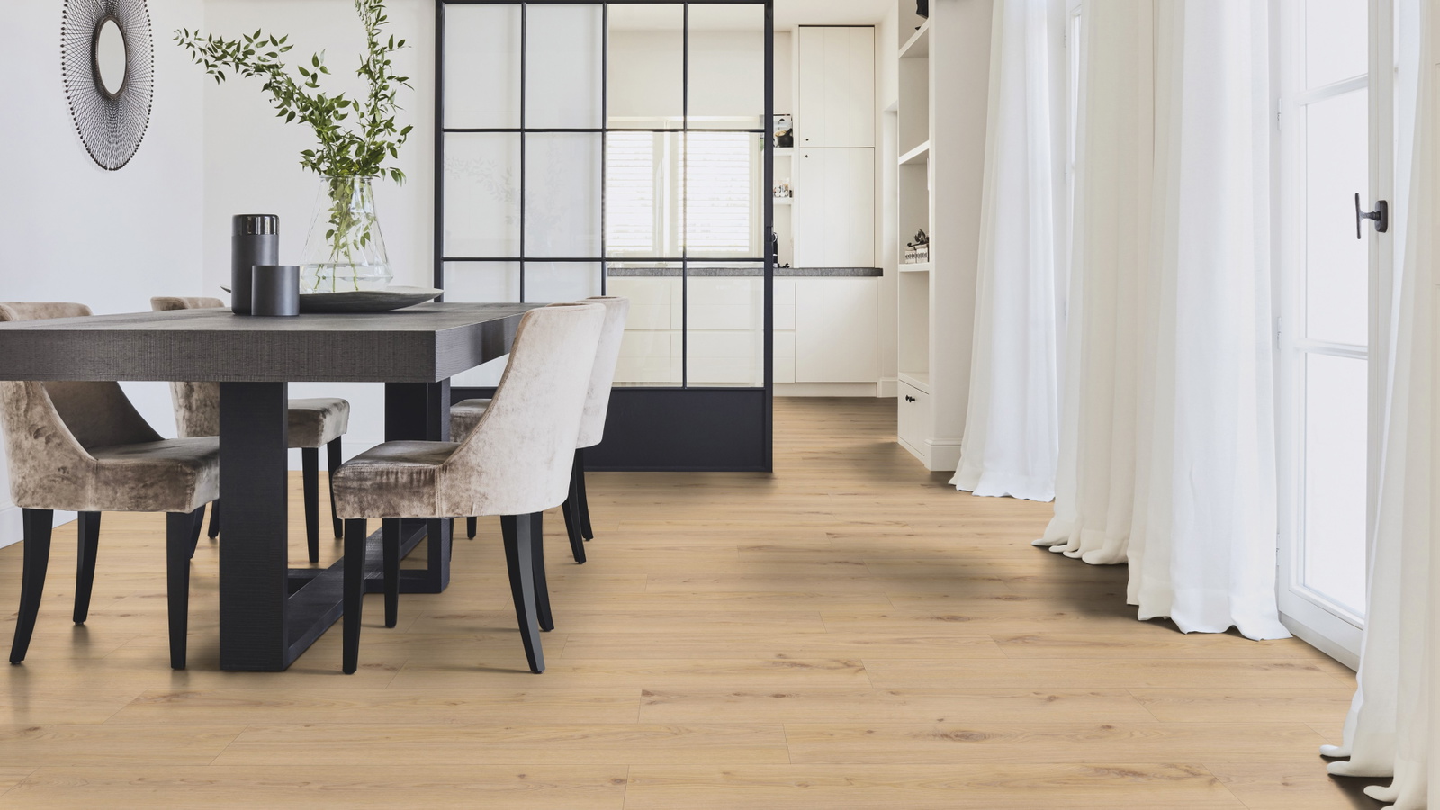 Milieubild Modernes Esszimmer mit Glas-Schiebetür - Tarkett 260030003