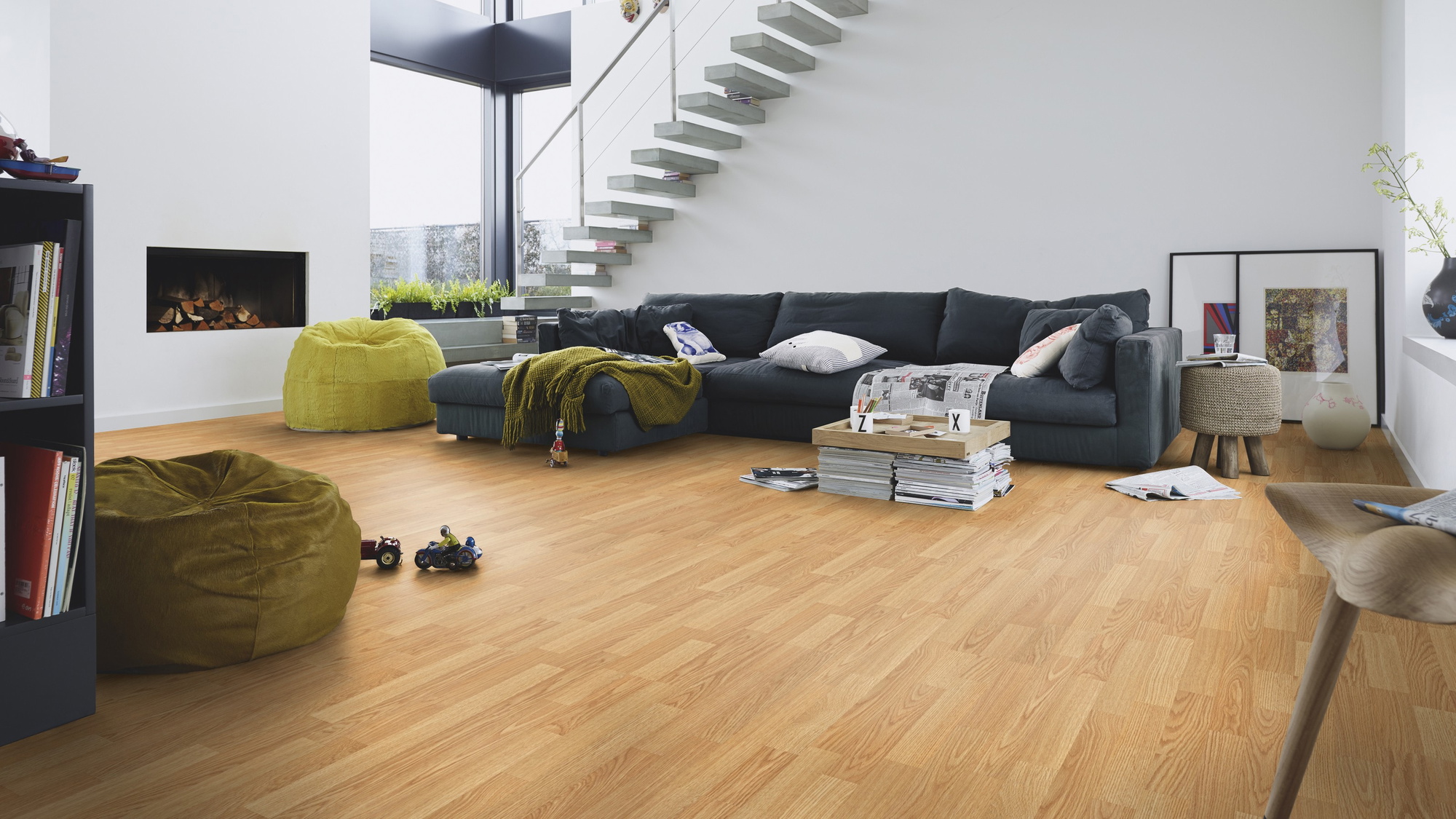 Milieubild Modernes Wohnzimmer mit Kamin - MEISTER Laminat LC 150 Eiche Milieubild Modernes Wohnzimmer mit Kamin - MEISTER 600014-1288198-00462