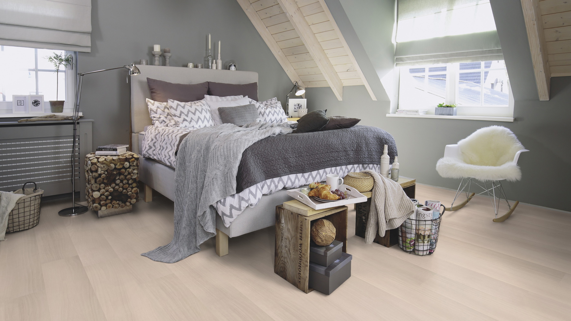 Milieubild Schlafzimmer im modernen Dachgeschoss - wineo Klebe-Bioboden PURLINE wineo 1000 wood L Light Maple Cream Milieubild Schlafzimmer im modernen Dachgeschoss - wineo PL296R
