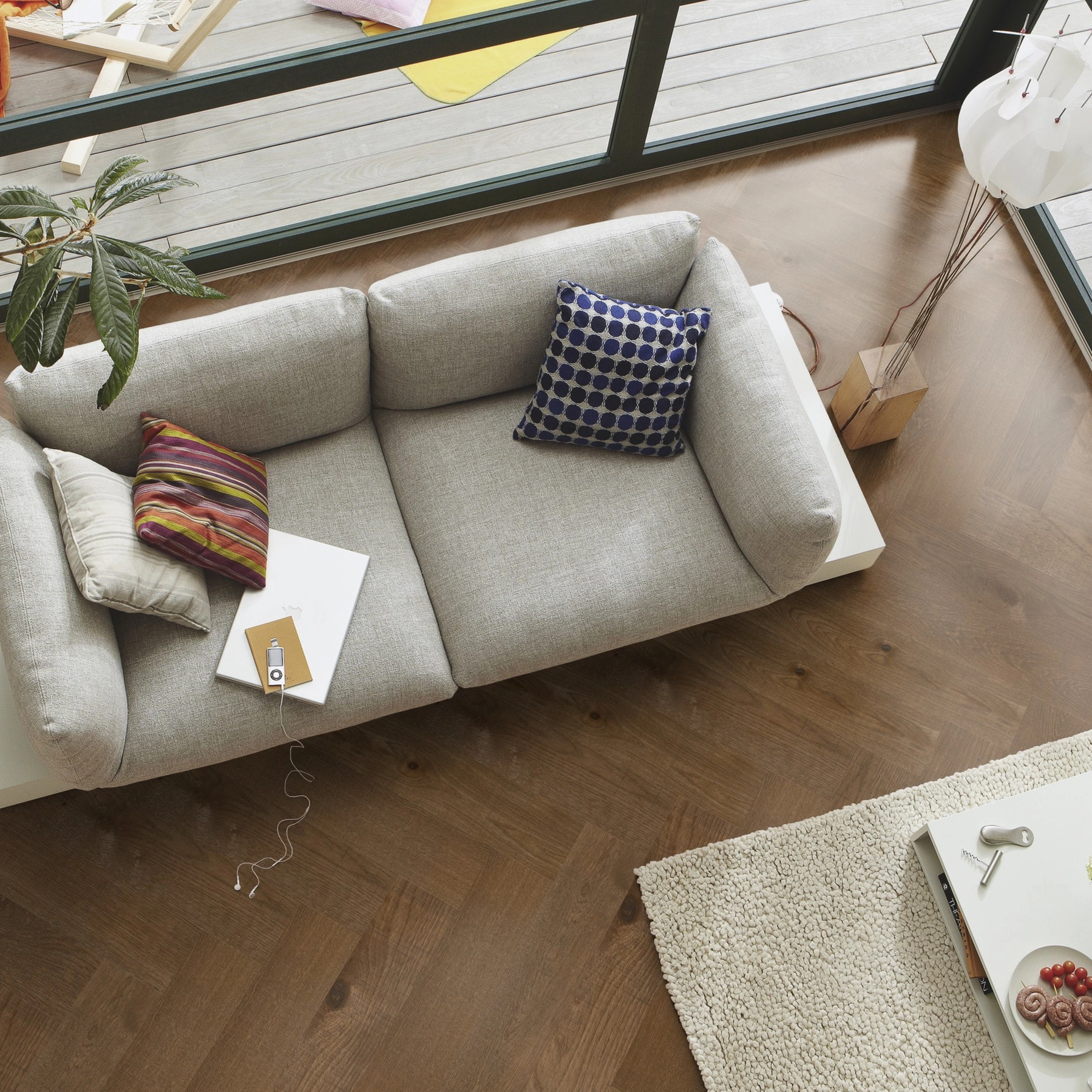Milieubild Wohnzimmer im Wintergarten - Blick von oben - MEISTER Holzboden HS 500 Lindura Eiche classic olivgrau Milieubild Wohnzimmer im Wintergarten - Blick von oben - MEISTER 500010-0700140-08926