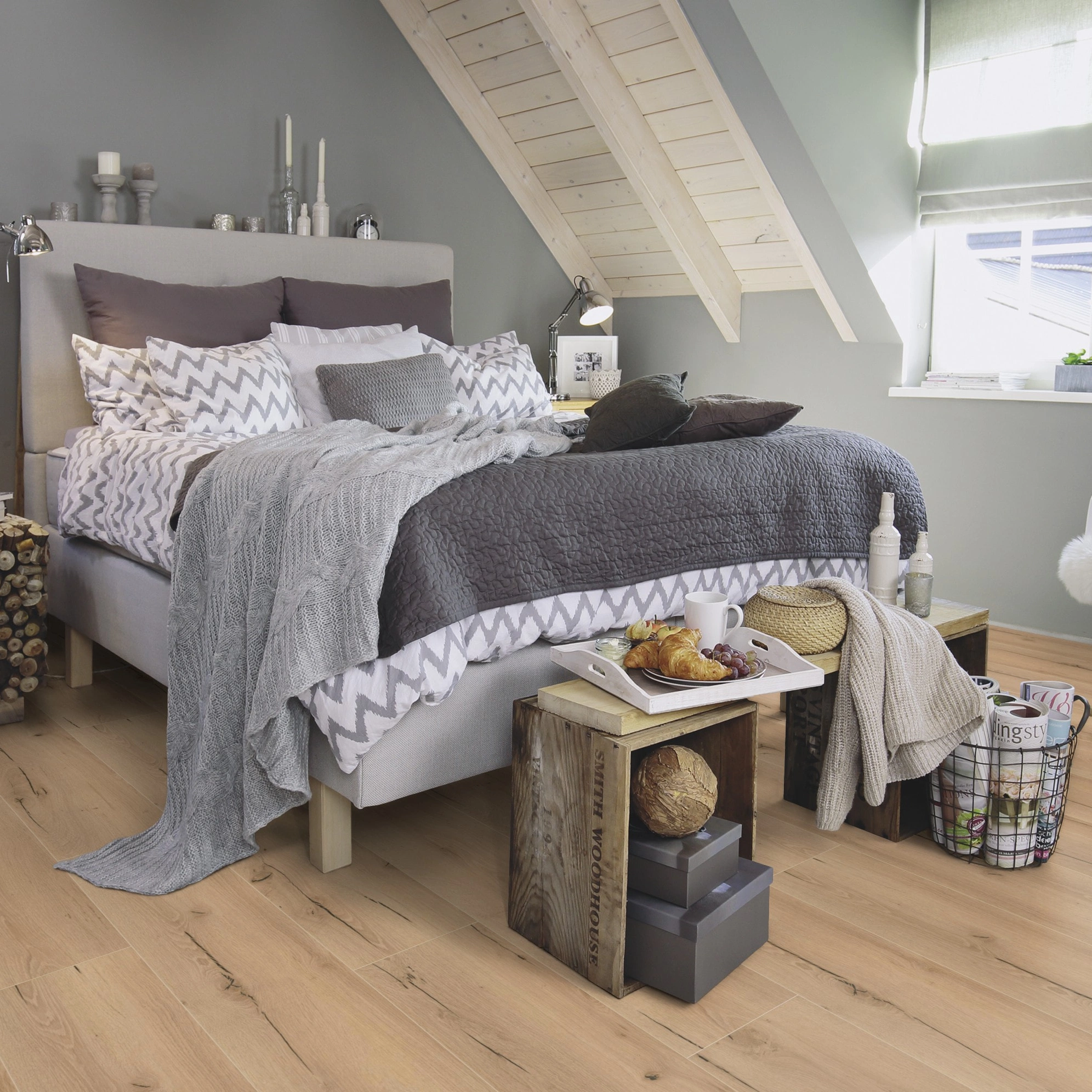 Milieubild Schlafzimmer im modernen Dachgeschoss - wineo Klebe-Bioboden PURLINE wineo 1200 wood XL Announcing Fritz Milieubild Schlafzimmer im modernen Dachgeschoss - wineo PL271R