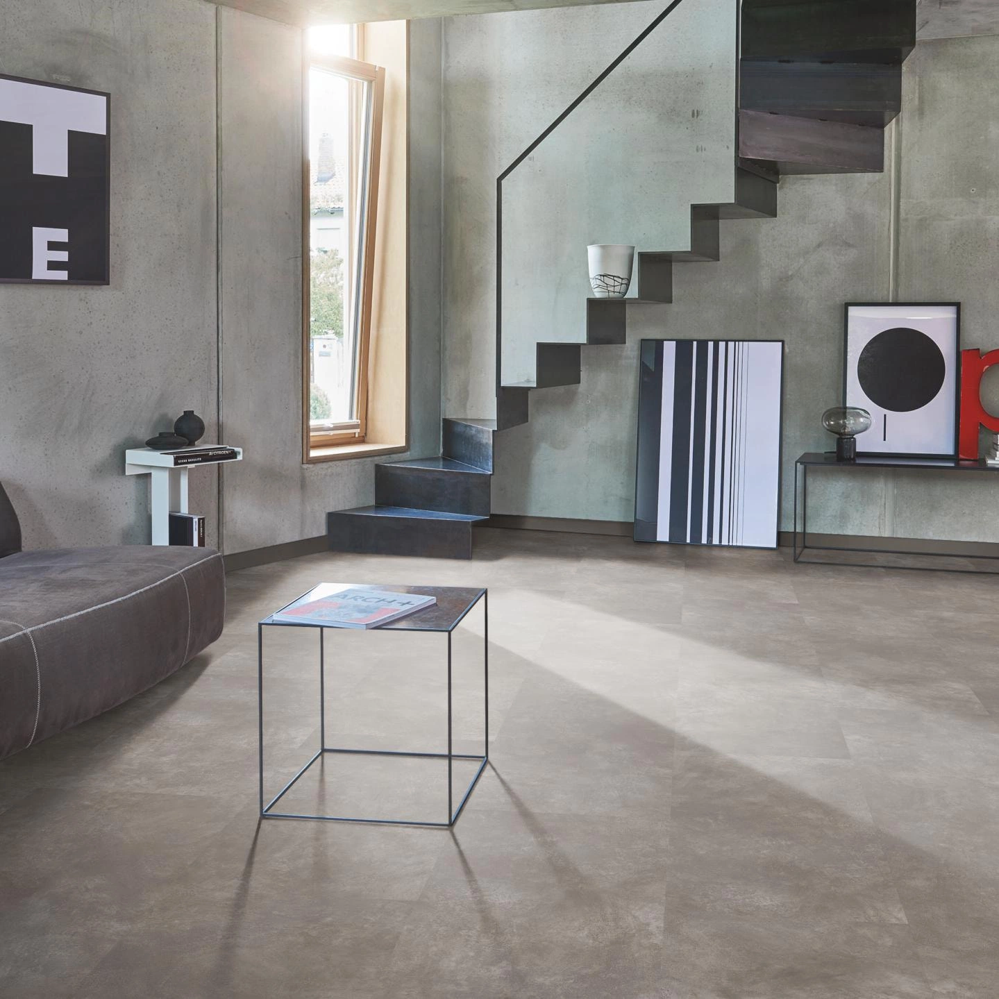 Milieubild Wohnzimmer im modernen Loft-Stil - Parador Klick-Designboden Modular ONE Hydron Beton dunkelgrau Milieubild Wohnzimmer im modernen Loft-Stil - Parador 1744858