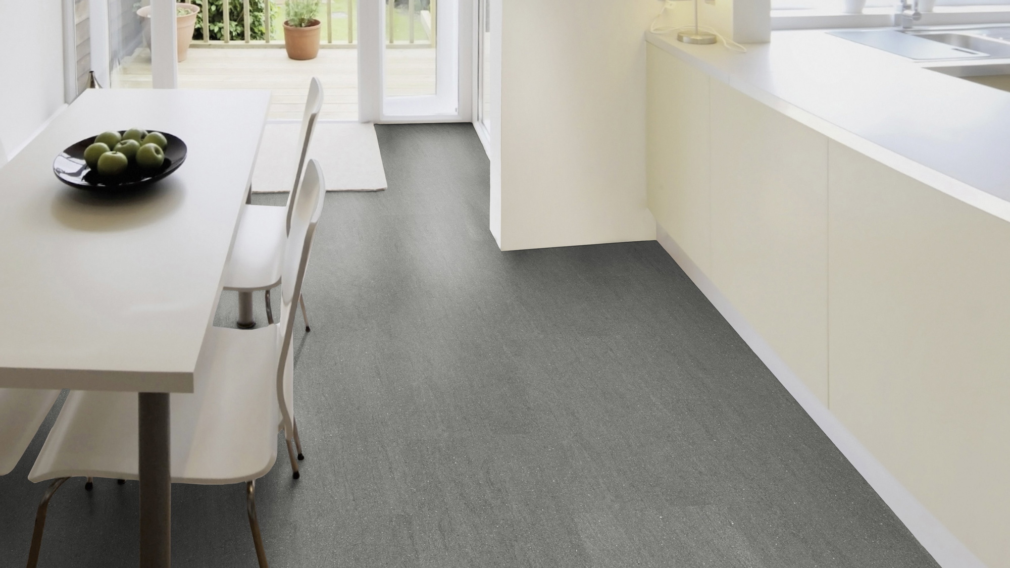 Milieubild Esszimmer mit Terrassentür - Wicanders Wise HDF Klick-Designboden stone Natural Basaltina Stone Grey Milieubild Esszimmer mit Terrassentür - Wicanders Wise 80003899