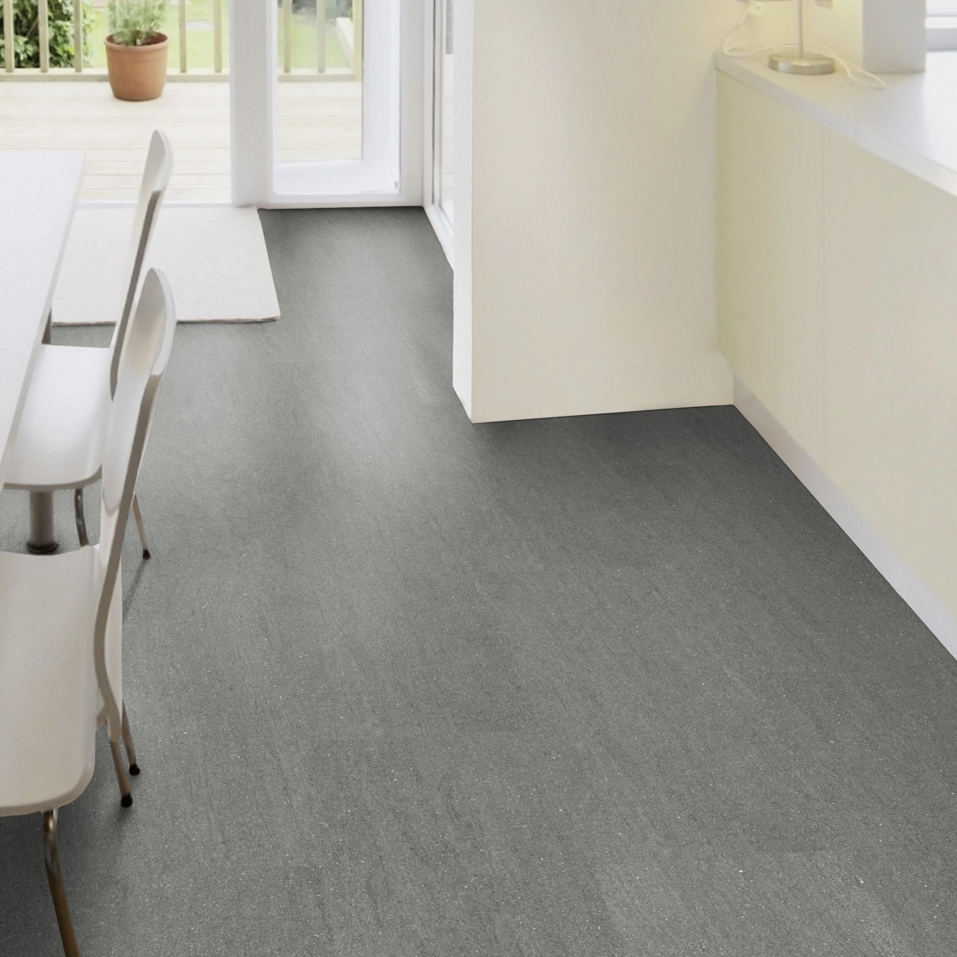 Milieubild Esszimmer mit Terrassentür - Wicanders Wise HDF Klick-Designboden stone Natural Basaltina Stone Grey Milieubild Esszimmer mit Terrassentür - Wicanders Wise 80003899