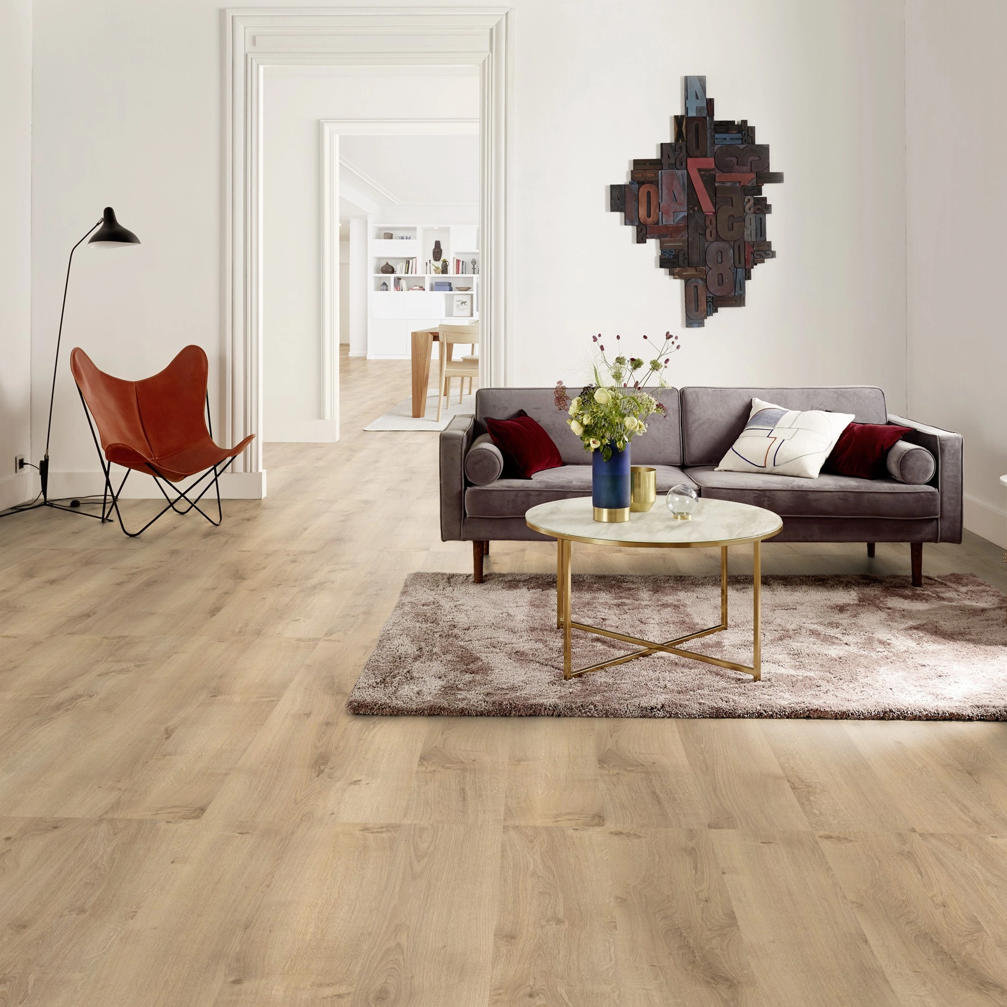 Milieubild Altbau-Wohnzimmer in Stadtwohnung - Tarkett Klebe-Vinyl iD Inspiration 55 CLASSICS Rustic Oak Beige Milieubild Altbau-Wohnzimmer in Stadtwohnung - Tarkett 24513025