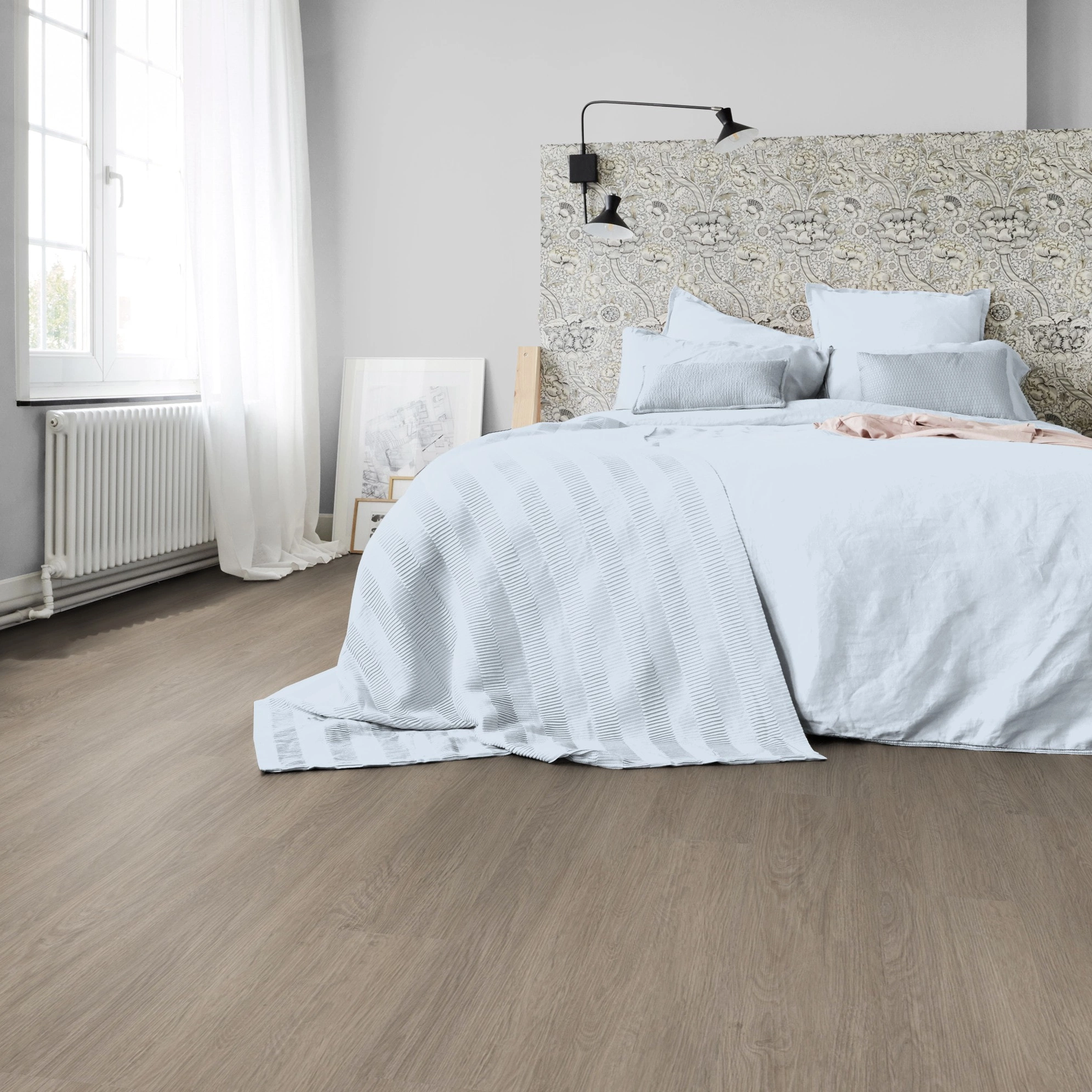 Milieubild Schlafzimmer in Stadtwohnung - Tarkett Klebe-Vinyl Essence 55 Cool Oak Light Beige Milieubild Schlafzimmer in Stadtwohnung - Tarkett 260053002