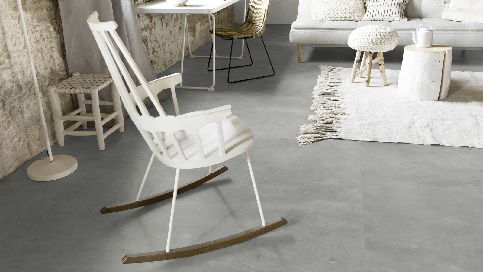 Milieubild Wohnzimmer mit Schaukelstuhl im skandinavischen Stil - Forbo Flooring 217637