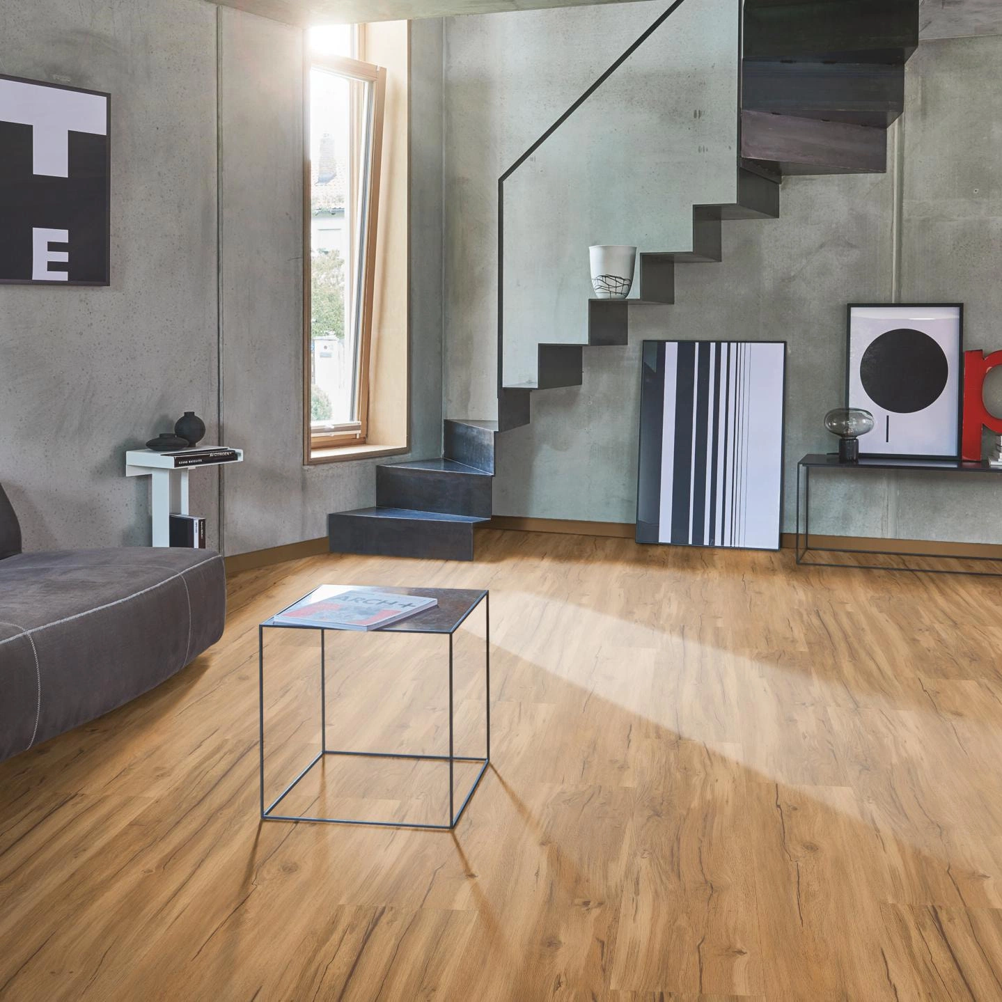 Milieubild Wohnzimmer im modernen Loft-Stil - Parador Klebe-Vinyl Classic 2025 Eiche Memory natur Milieubild Wohnzimmer im modernen Loft-Stil - Parador 1748871