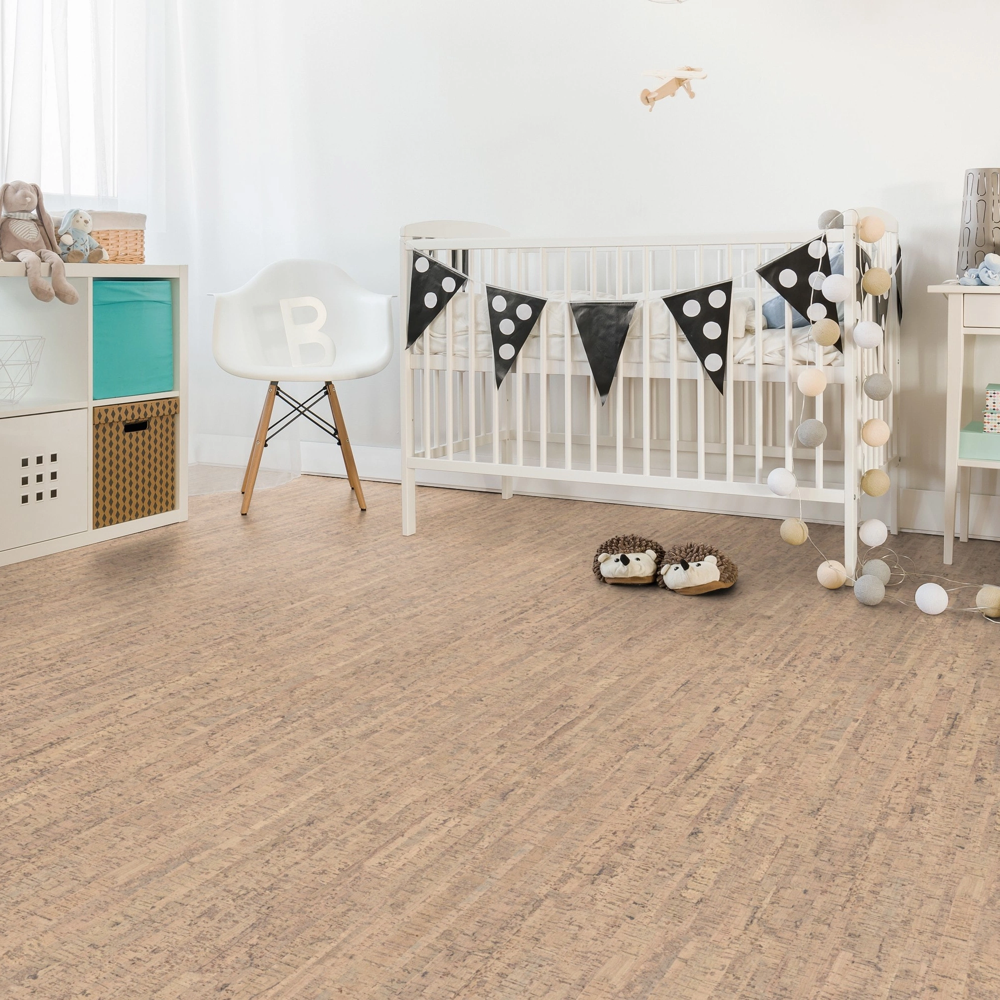 Milieubild Kinderzimmer mit weißer Krippe - Wicanders Wise HDF Klick-Korkboden cork Go Charm Milieubild Kinderzimmer mit weißer Krippe - Wicanders Wise 80001636