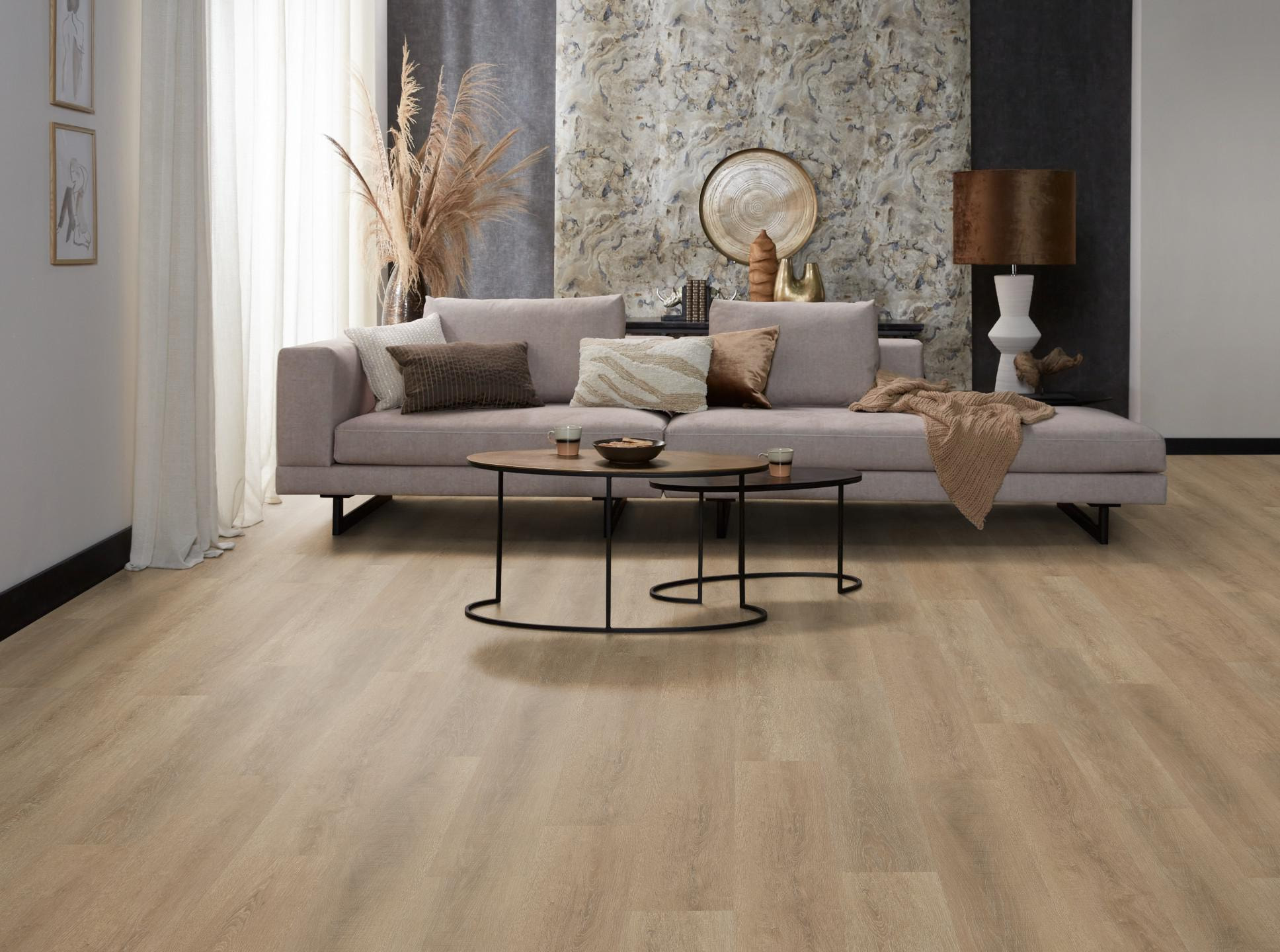 Milieubild Modernes, freundliches Wohnzimmer mit Sofa und Wandtapete - nexflor Rigid Klick-Vinyl Apollo Click Collection Kefalonia Oak Milieubild Modernes, freundliches Wohnzimmer mit Sofa und Wandtapete - nexflor NXF-60030-014