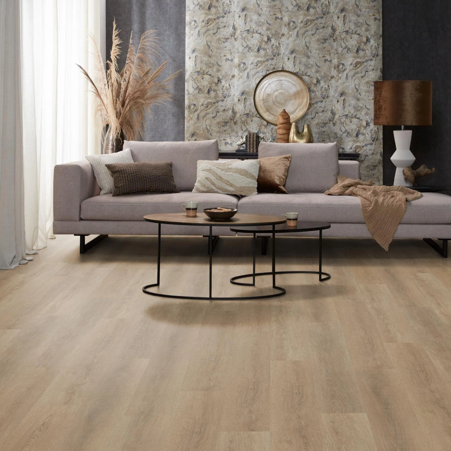 Milieubild Modernes, freundliches Wohnzimmer mit Sofa und Wandtapete - nexflor Rigid Klick-Vinyl Apollo Click Collection Kefalonia Oak Milieubild Modernes, freundliches Wohnzimmer mit Sofa und Wandtapete - nexflor NXF-60030-014