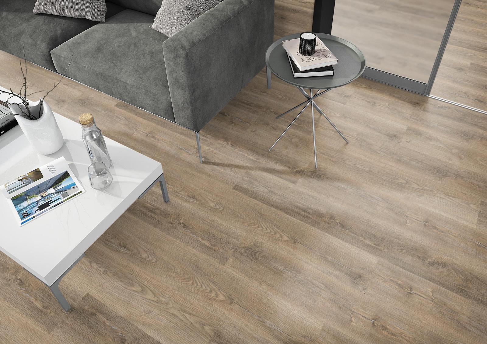 Milieubild Wohnzimmer - Sofa mit Beistelltisch und Glastür - nexflor NXF-60030-003