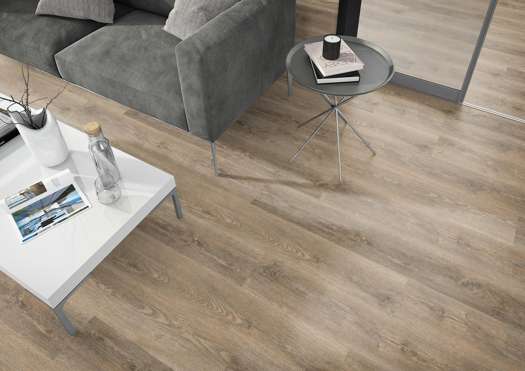Milieubild Wohnzimmer - Sofa mit Beistelltisch und Glastür - nexflor Rigid Klick-Vinyl Apollo Click Collection Corinth Oak Milieubild Wohnzimmer - Sofa mit Beistelltisch und Glastür - nexflor NXF-60030-003