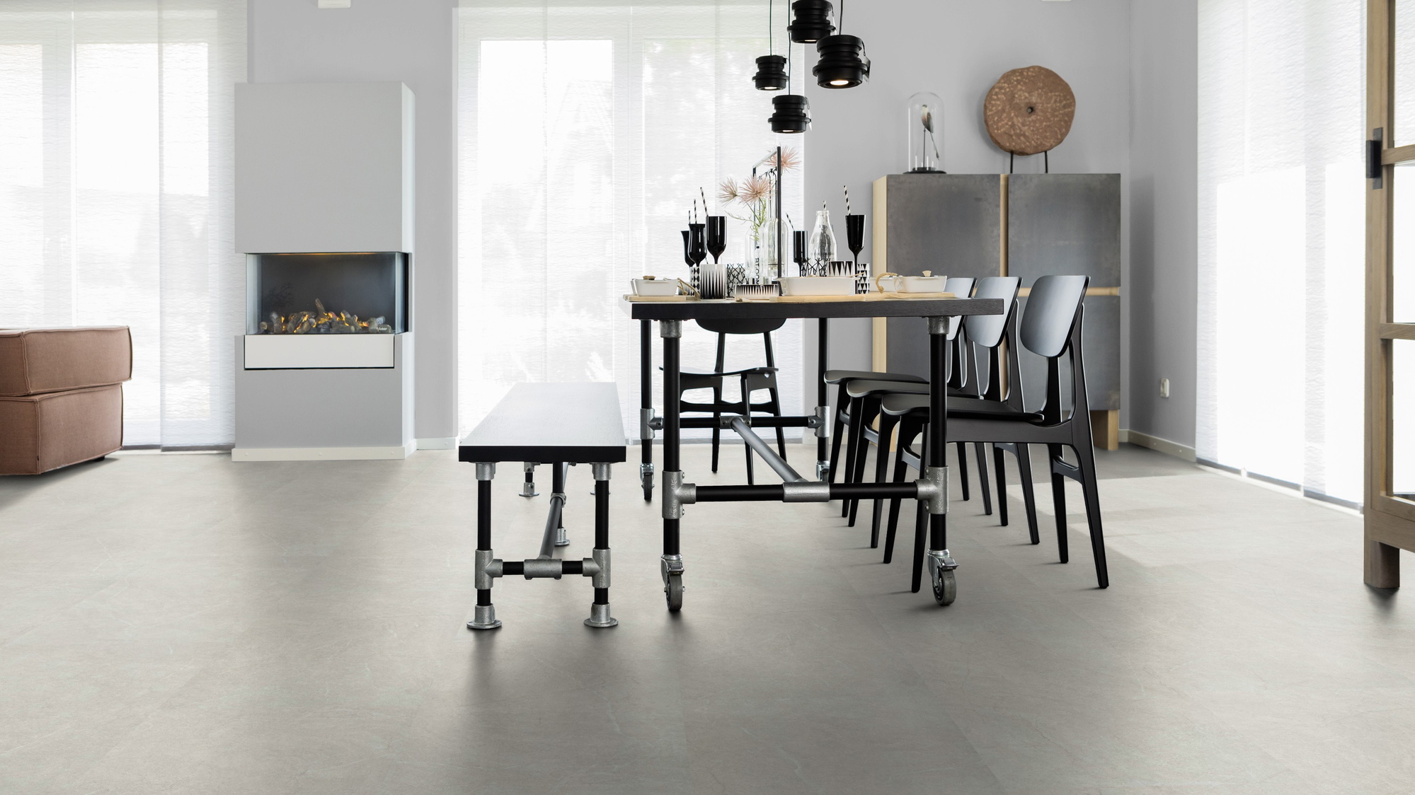 Milieubild Esszimmer mit Kamin - wineo Klebe-Bioboden PURLINE wineo 1500 stone XL Serene Marble Light Milieubild Esszimmer mit Kamin - wineo PL15409SXL