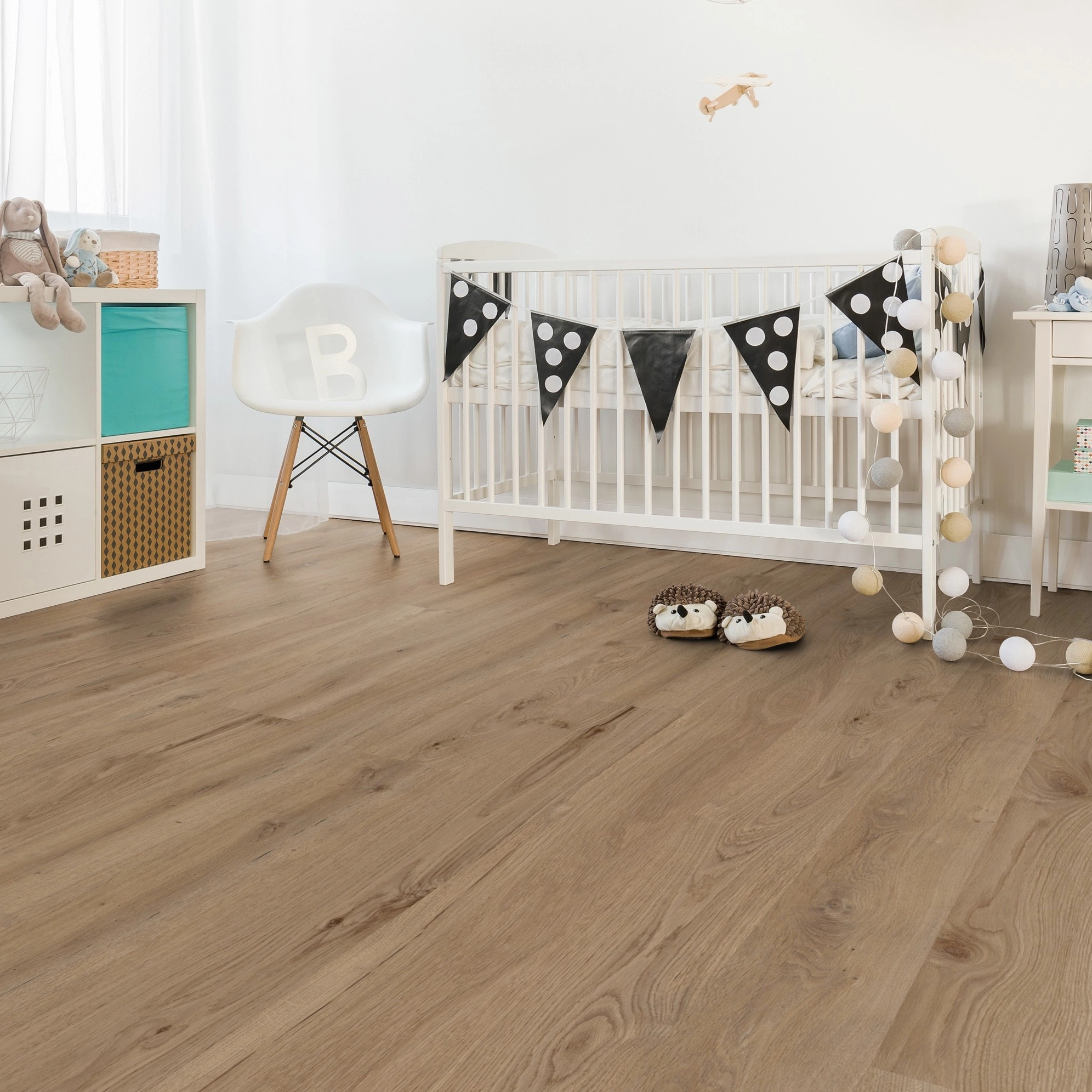 Milieubild Kinderzimmer mit weißer Krippe - Wicanders Wise HDF Klick-Designboden wood Natural XL Dakota Oak Milieubild Kinderzimmer mit weißer Krippe - Wicanders Wise 80003661