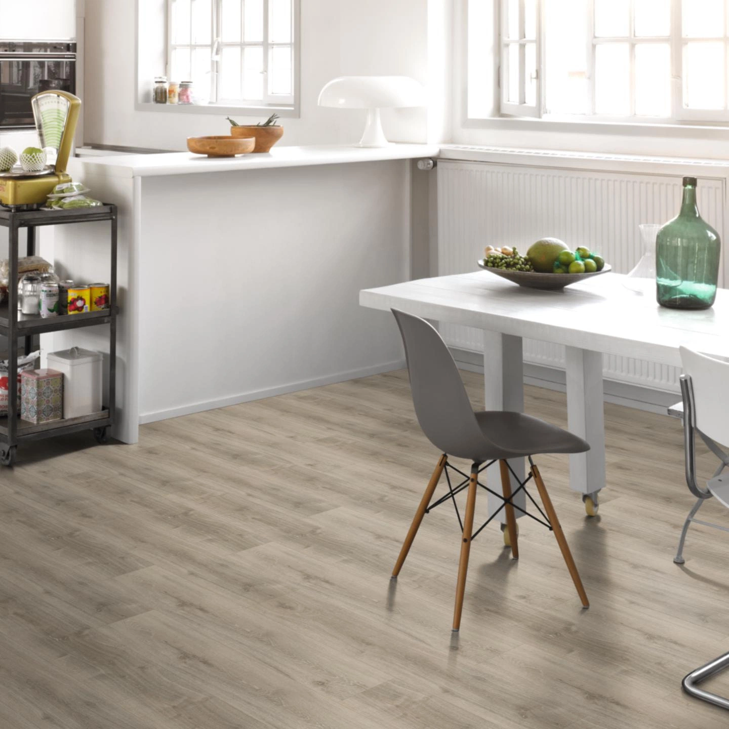 Milieubild Küche mit Essbereich - Parador Rigid Klick-Vinyl Basic 5.3 Eiche grau geweißt Milieubild Küche mit Essbereich - Parador 1743001