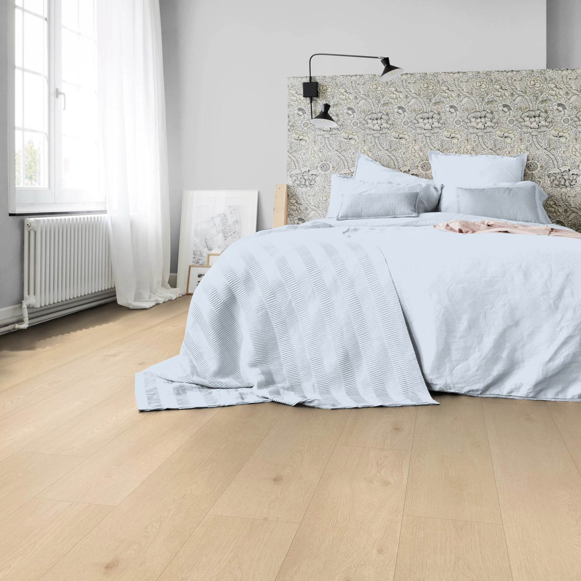 Milieubild Schlafzimmer in Stadtwohnung - Tarkett Rigid Klick-Vinyl iD Click Ultimate 55 NATURALS Chatillon Oak Natural Milieubild Schlafzimmer in Stadtwohnung - Tarkett 260023005