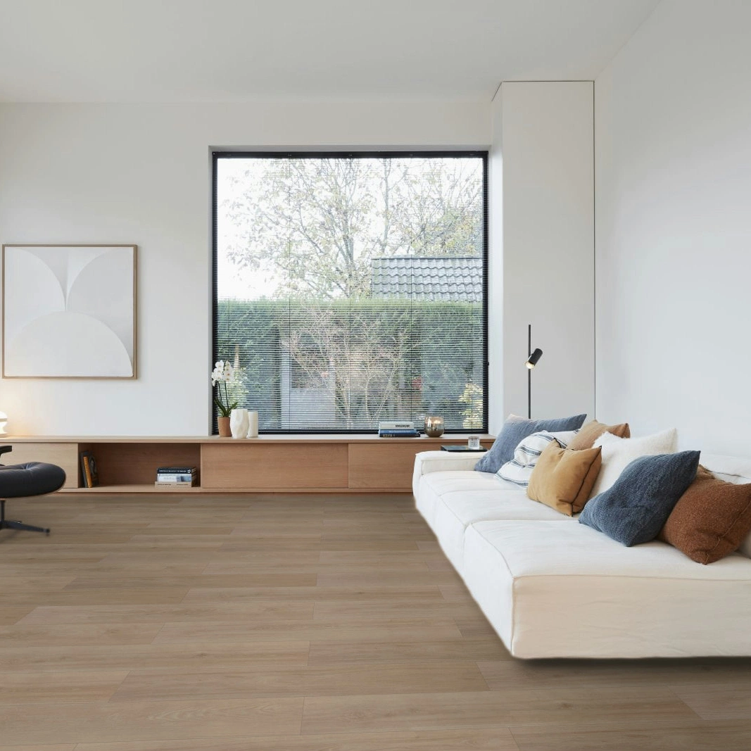 Milieubild Großräumiges Wohnzimmer mit Couch - BerryAlloc Klebe-Vinyl Zenn Gluedown 30 Orlando Milieubild Großräumiges Wohnzimmer mit Couch - BerryAlloc 60002219