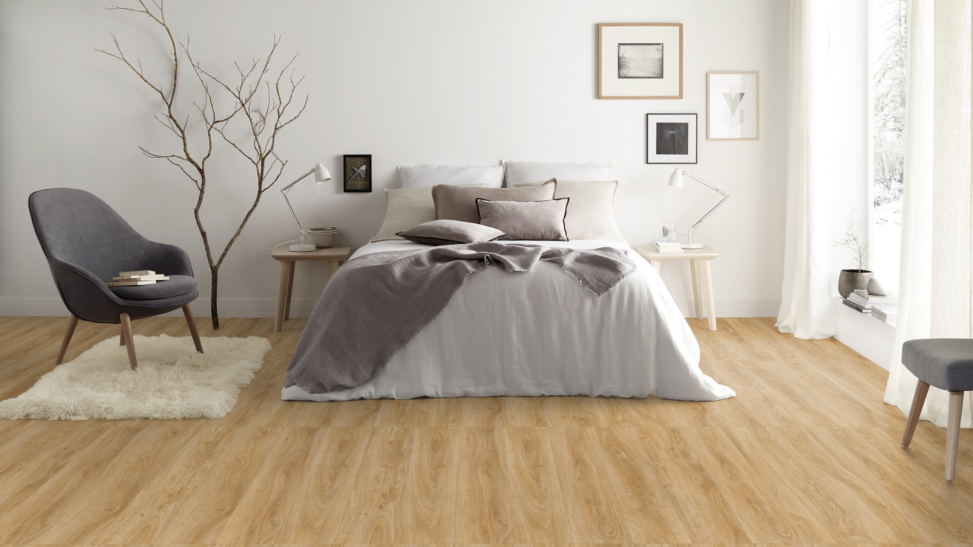 Milieubild Modernes Schlafzimmer - Bett dekoriert mit Kissen - Tarkett Klebe-Vinyl iD Inspiration 55 CLASSICS English Oak Classical Milieubild Modernes Schlafzimmer - Bett dekoriert mit Kissen - Tarkett 24513008