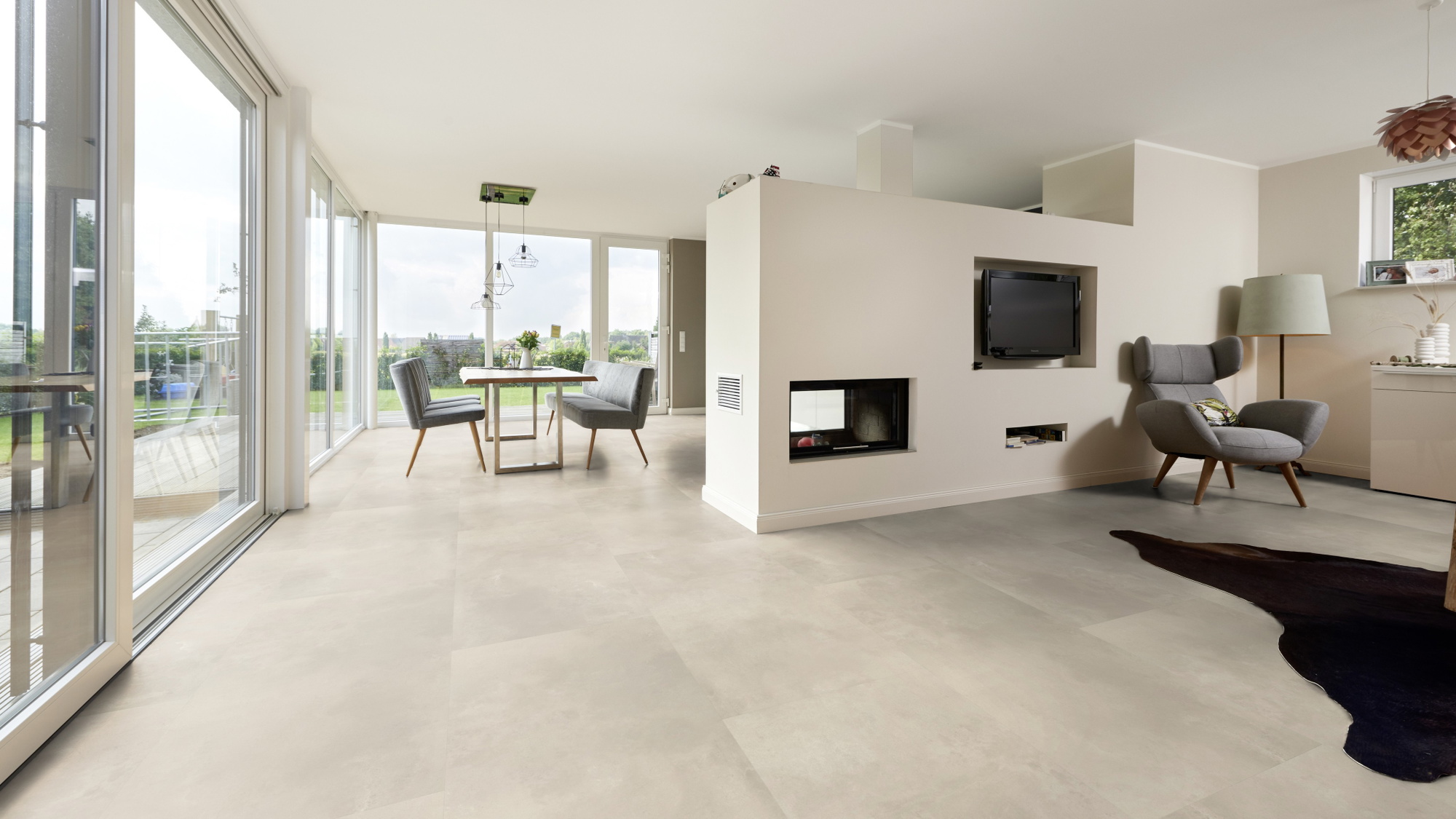 Milieubild Wohnzimmer mit Essbereich und Kamin - ter Hürne Klebe-Designboden Avatara Pro Stone Edition Stein Nemesis Milieubild Wohnzimmer mit Essbereich und Kamin - ter Hürne 1101270301