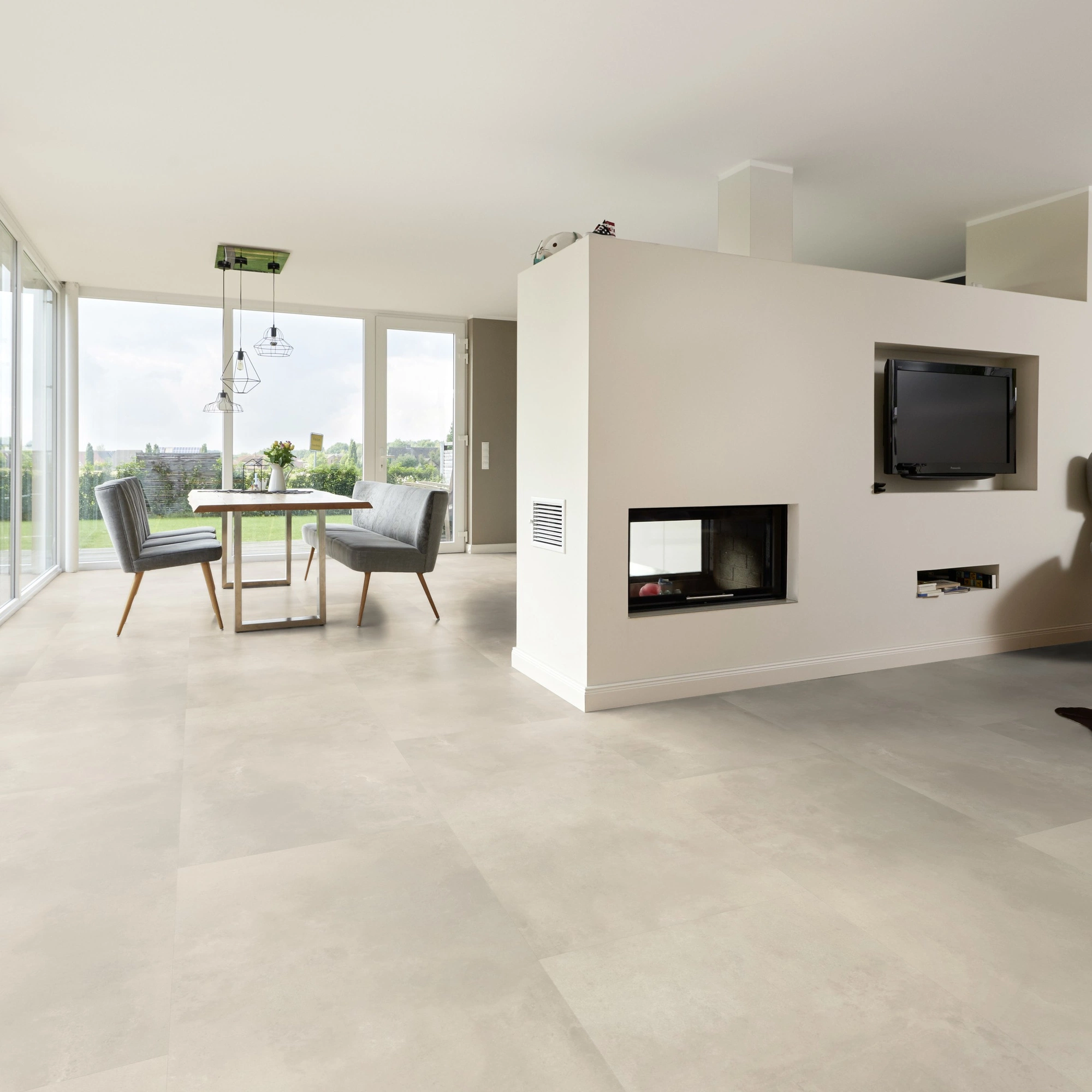 Milieubild Wohnzimmer mit Essbereich und Kamin - ter Hürne Klebe-Designboden Avatara Pro Stone Edition Stein Nemesis Milieubild Wohnzimmer mit Essbereich und Kamin - ter Hürne 1101270301