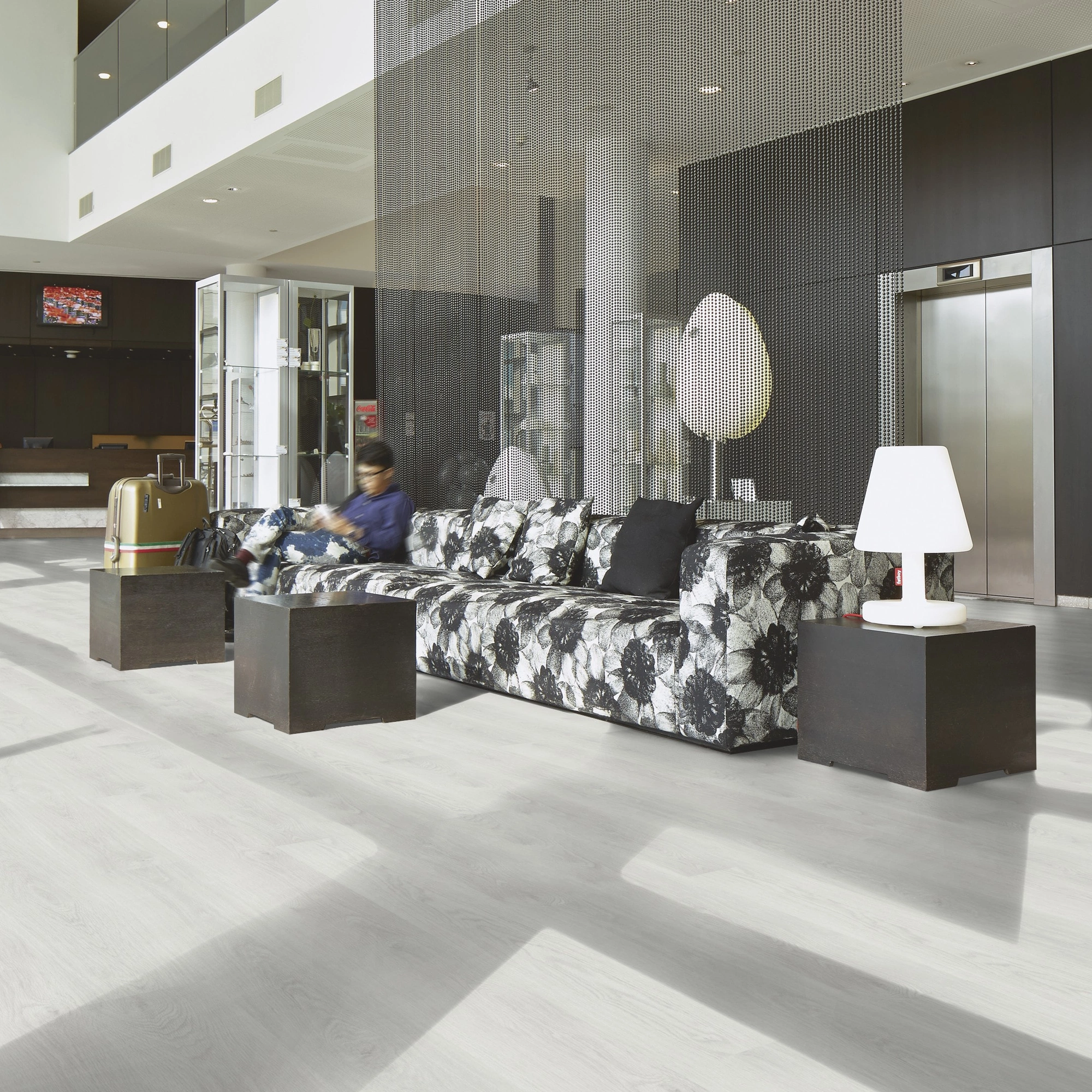 Milieubild Hotellobby mit Rezeption - Forbo Flooring Klebe-Vinyl Enduro Dryback Wood White Oak Milieubild Hotellobby mit Rezeption - Forbo Flooring 217621