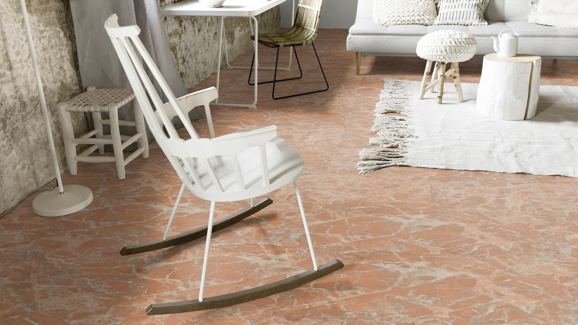Milieubild Wohnzimmer mit Schaukelstuhl im skandinavischen Stil - Forbo Flooring 243648