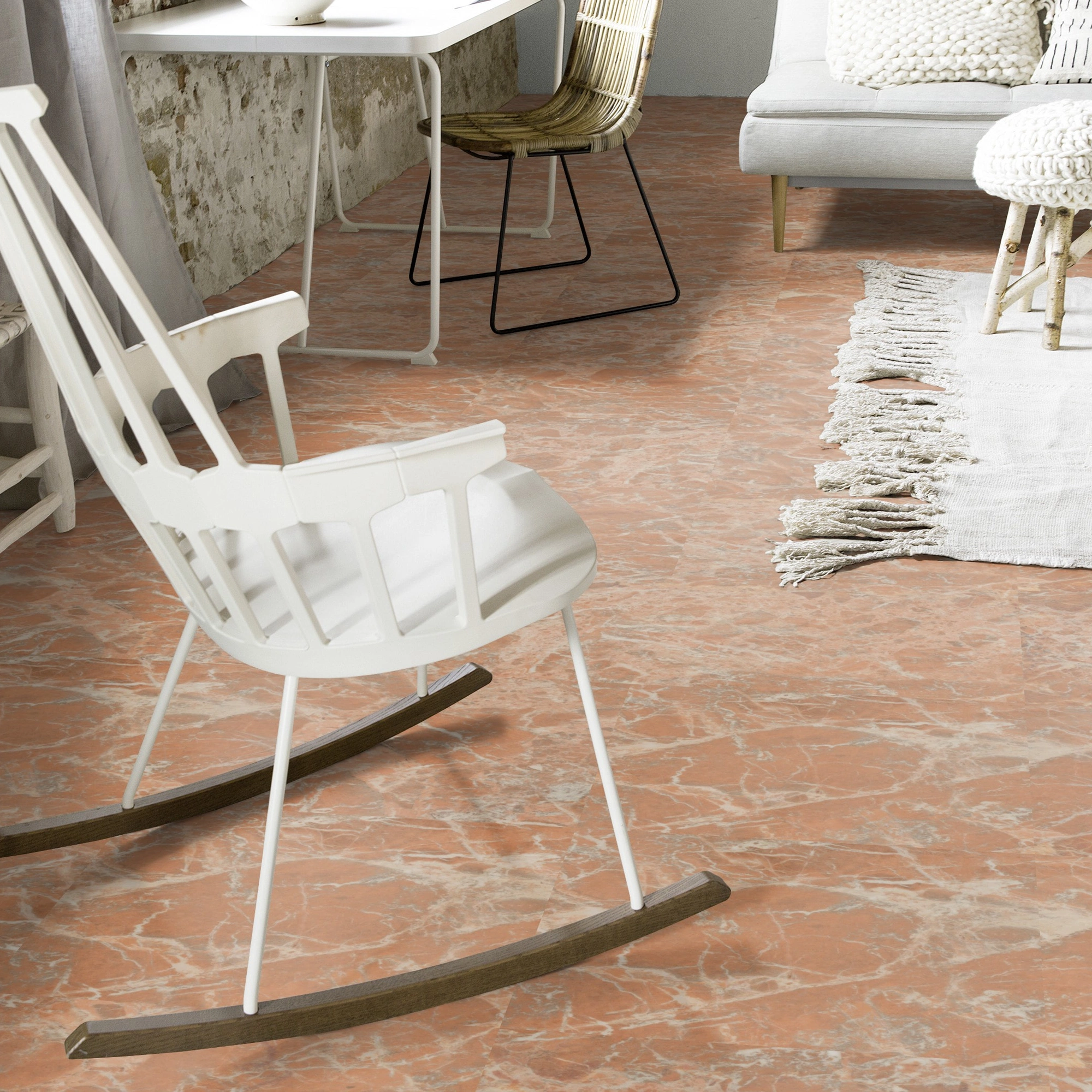 Milieubild Wohnzimmer mit Schaukelstuhl im skandinavischen Stil - Forbo Flooring Klebe-Vinyl Allura Dryback 0.55 Material Peach Marble Milieubild Wohnzimmer mit Schaukelstuhl im skandinavischen Stil - Forbo Flooring 243648
