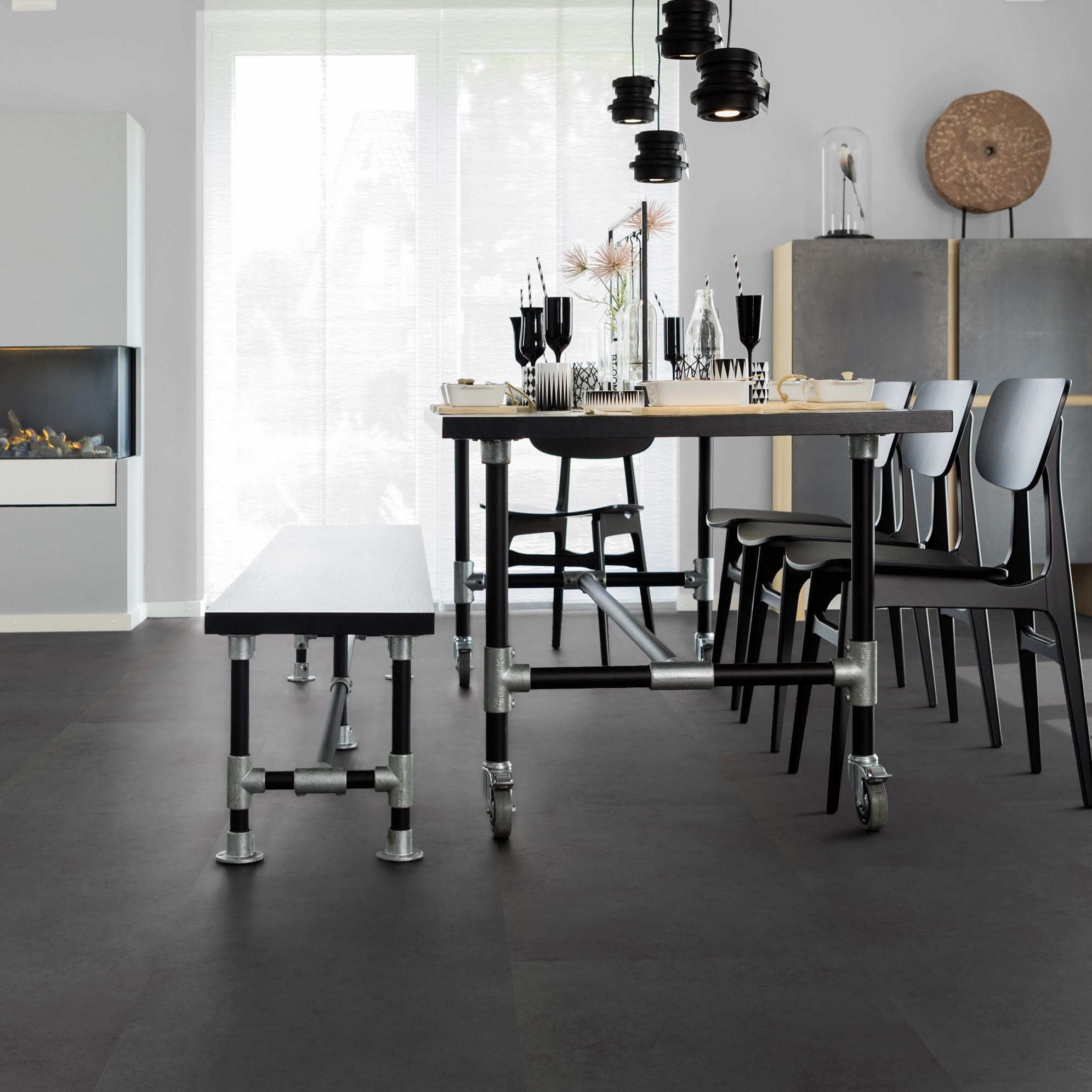 Milieubild Esszimmer mit Kamin - wineo Klebe-Bioboden PURLINE wineo 1500 stone XL Portland Concrete Dark Milieubild Esszimmer mit Kamin - wineo PL15406SXL