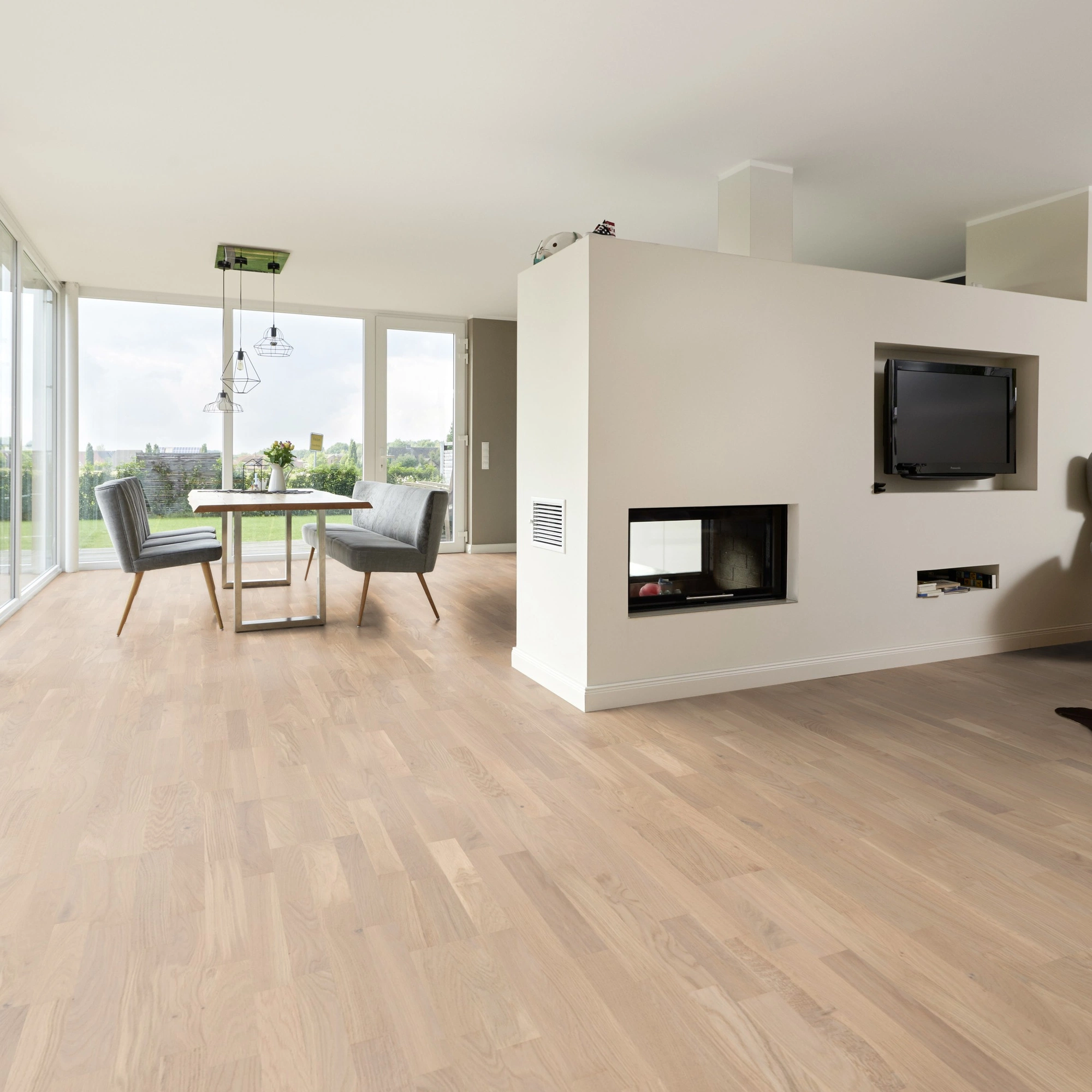 Milieubild Wohnzimmer mit Essbereich und Kamin - ter Hürne Parkett Tailored Collection Eiche Champagne Milieubild Wohnzimmer mit Essbereich und Kamin - ter Hürne 1101312503