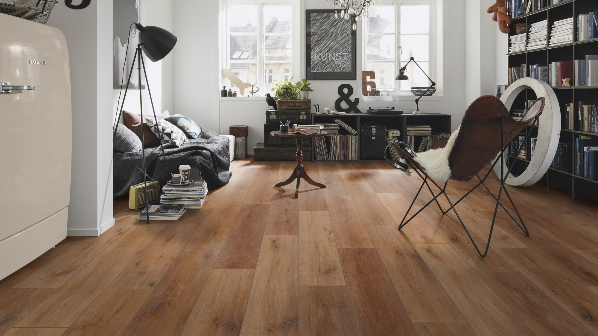 Milieubild Kompaktes Wohnzimmer mit Bücherregal - wineo HDF Klick-Bioboden PURLINE wineo 1000 wood XL Rustic Oak Nougat Milieubild Kompaktes Wohnzimmer mit Bücherregal - wineo MLP315R