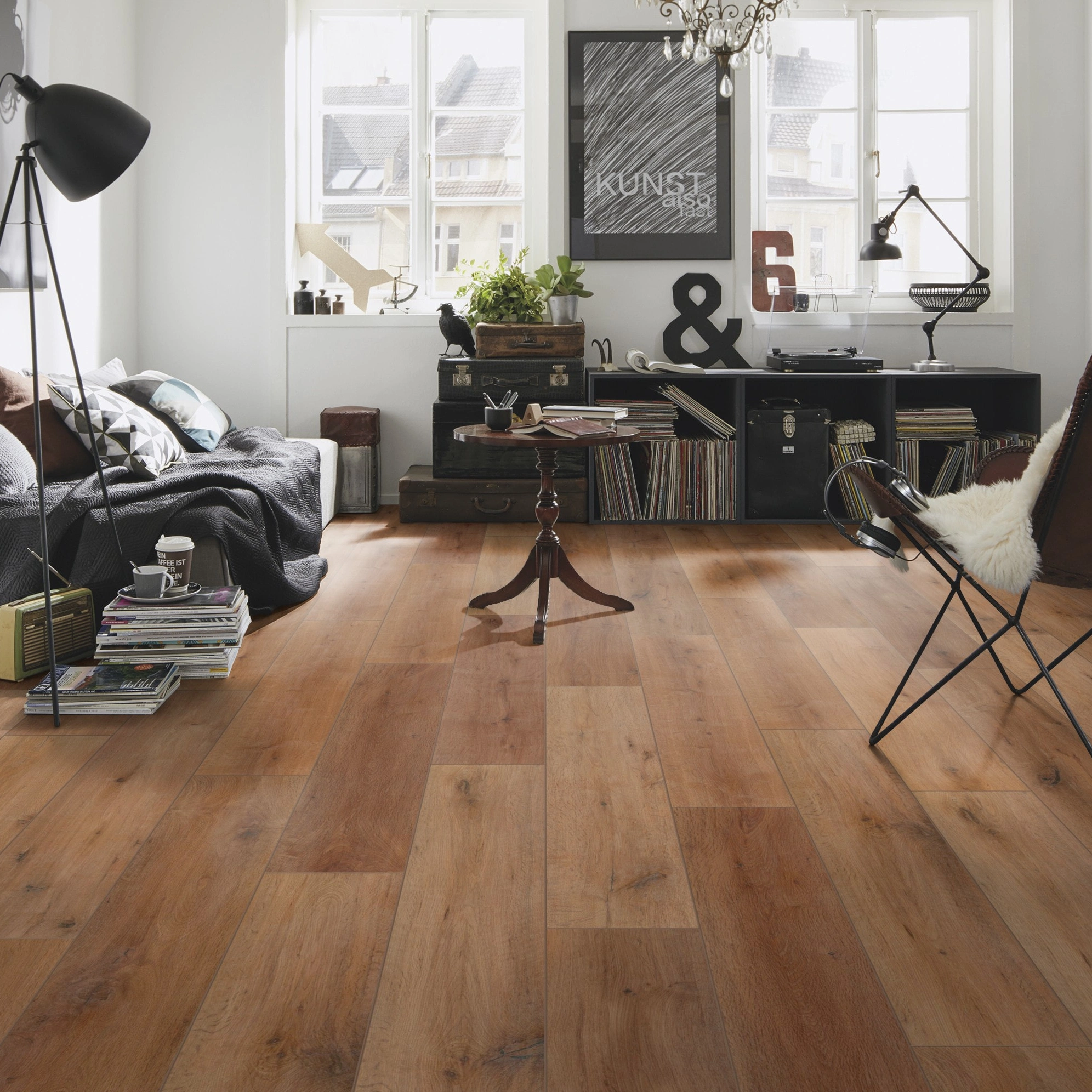 Milieubild Kompaktes Wohnzimmer mit Bücherregal - wineo HDF Klick-Bioboden PURLINE wineo 1000 wood XL Rustic Oak Nougat Milieubild Kompaktes Wohnzimmer mit Bücherregal - wineo MLP315R