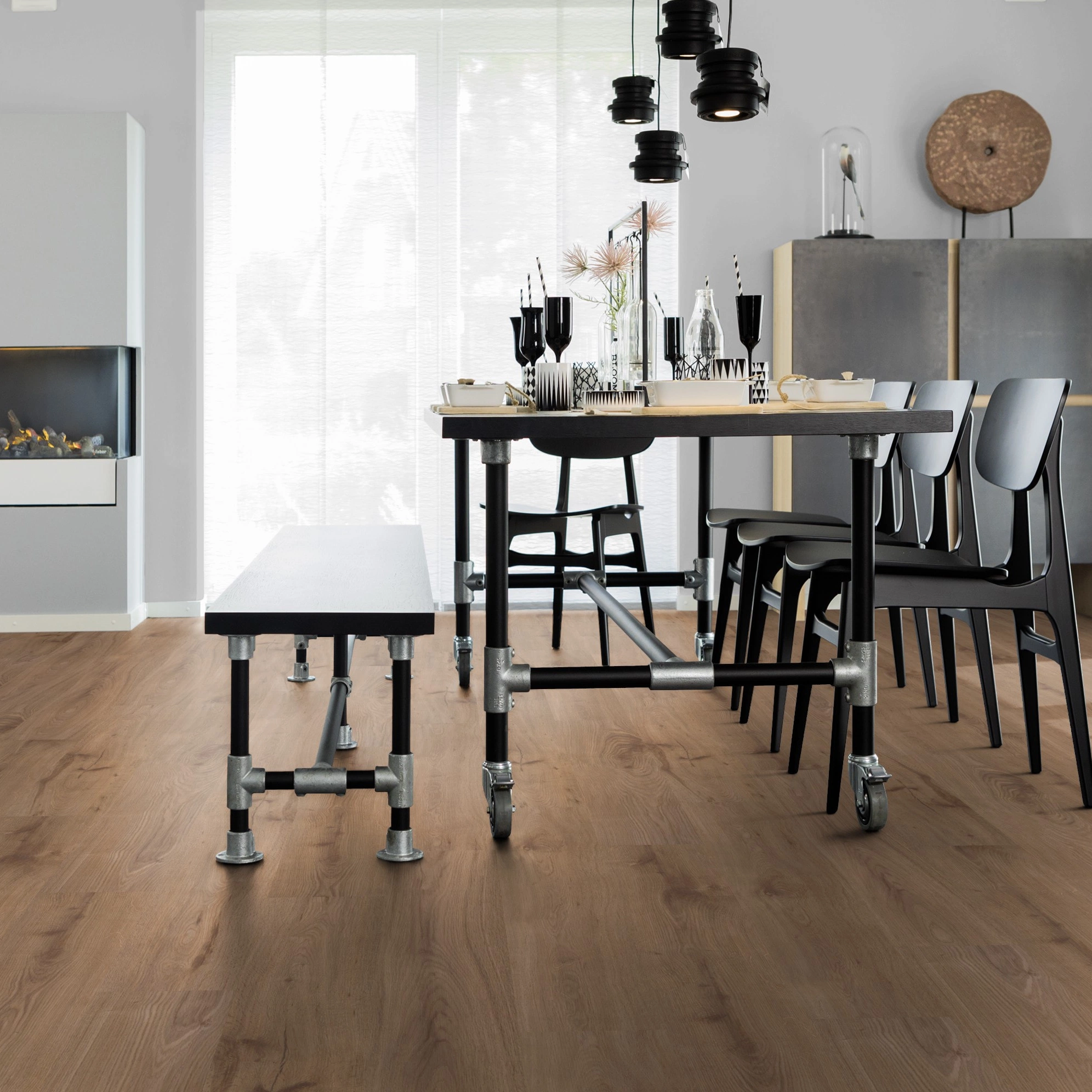 Milieubild Esszimmer mit Kamin - wineo HDF Klick-Bioboden PURLINE wineo 1000 wood L Strong Oak Cinnamon Milieubild Esszimmer mit Kamin - wineo MLP301R