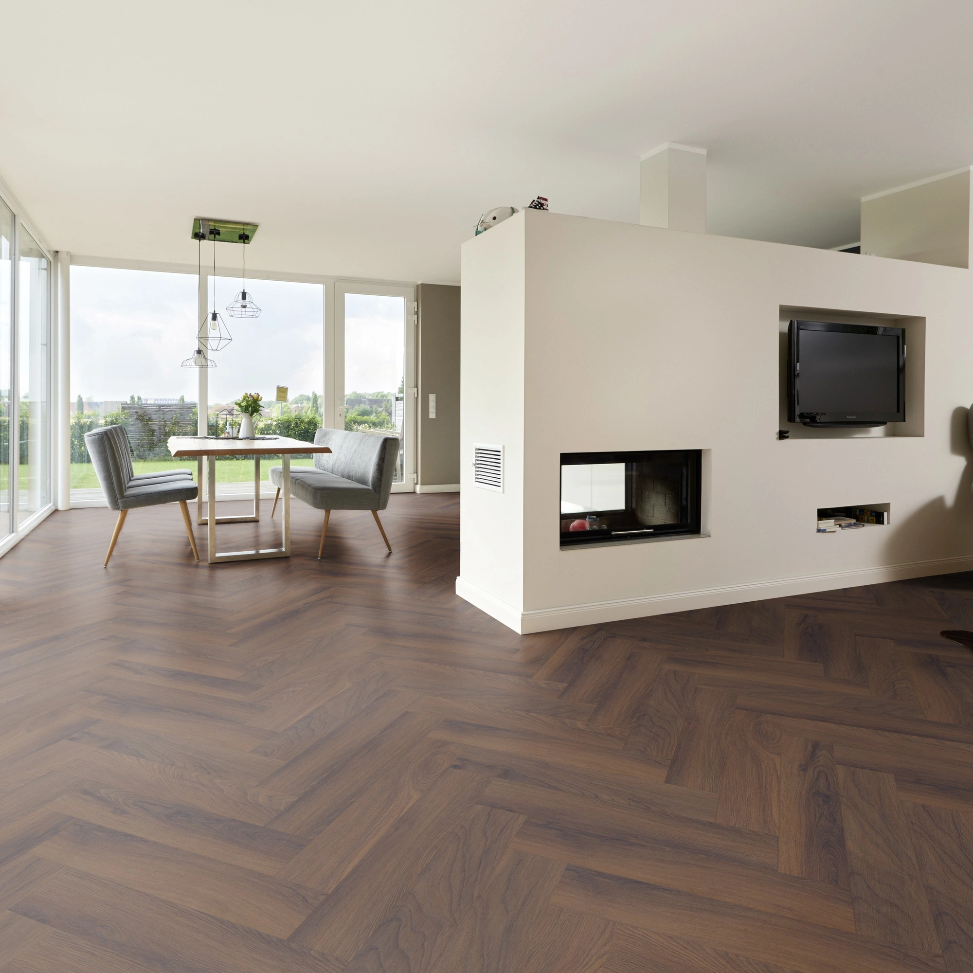Milieubild Wohnzimmer mit Essbereich und Kamin - ter Hürne Laminat Herringbone Edition Eiche Estate Milieubild Wohnzimmer mit Essbereich und Kamin - ter Hürne 1101021852